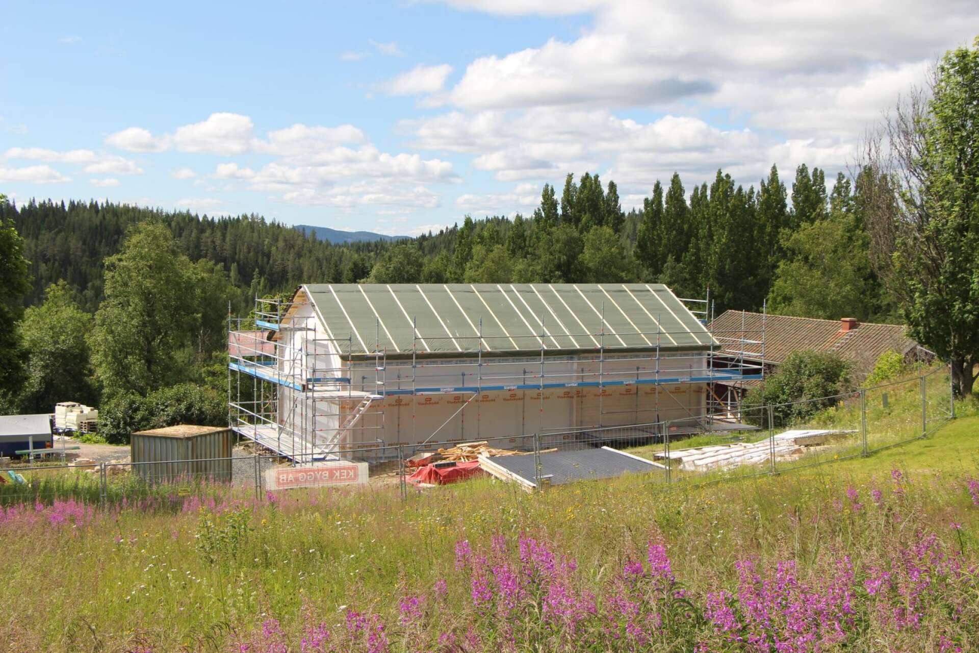 Nya Mattila finngård under uppbyggnad. Invigning planeras till december.