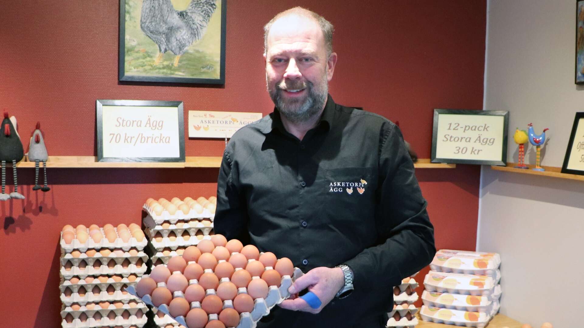 Asketorps ägg har haft fler kunder i sin gårdsbutik utanför Skövde de senaste dagarna. ”Det är troligt att vi kommer att se en ökad efterfrågan även i livsmedelsbutikerna” säger Magnus Bertilsson.