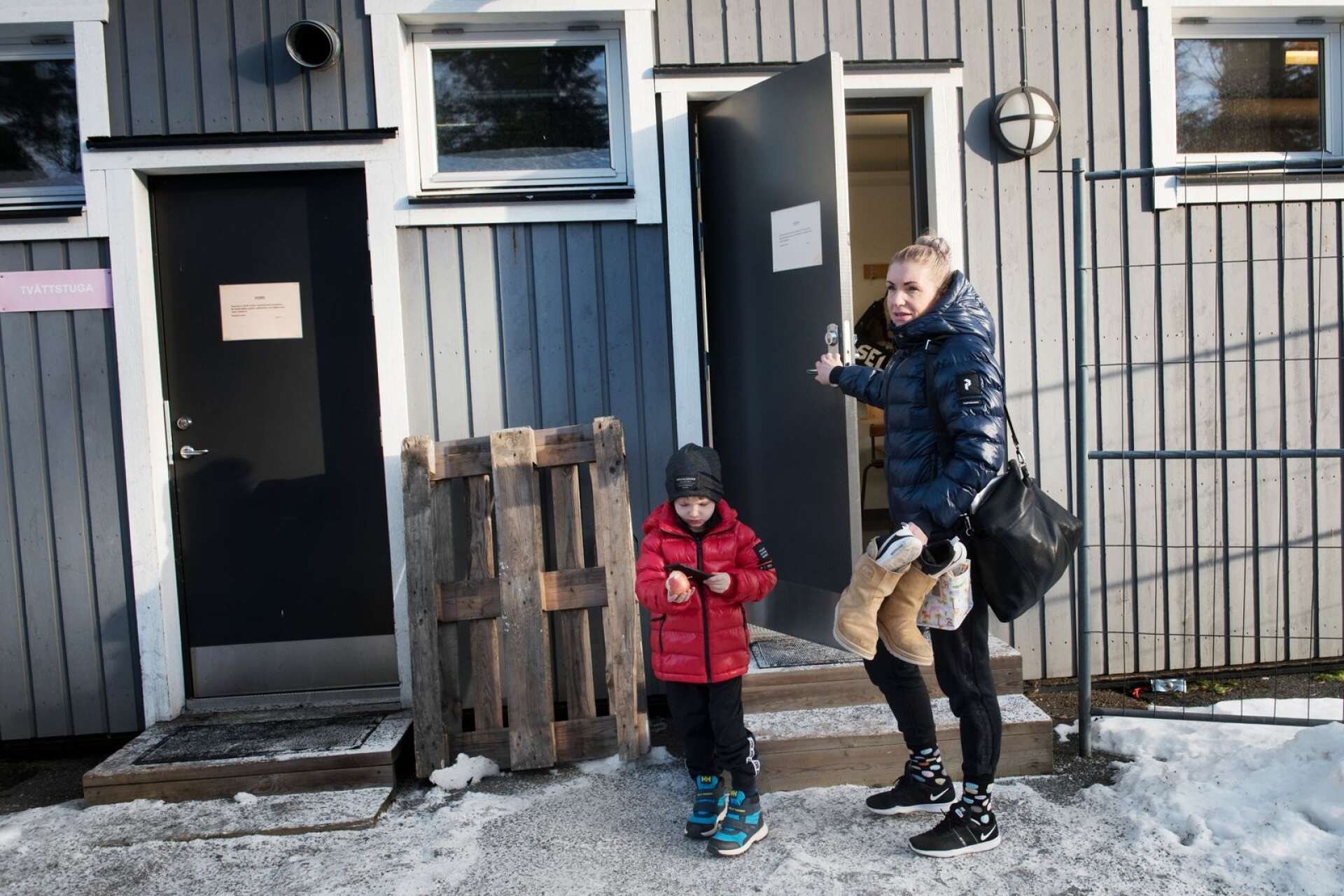 Natalie Morgenstern är tillbaka i Degerfors IF:s medicinska team inför den allsvenska fotbollssäsongen. Här lämnar hon Stora valla tillsammans med sonen Leon.