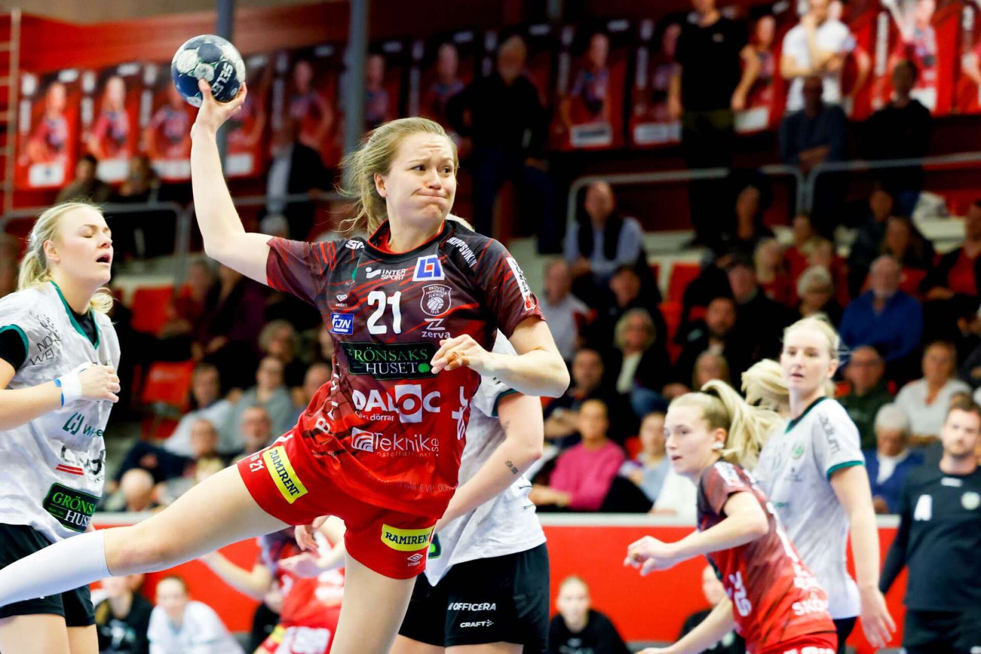 Skövde HF:s Ida Eriksson gjorde fyra mål mot Önnereds HK i den andra SM-kvartsfinalen och bakåt fick mittsexan och Skövde HF stopp på Göteborgslaget den här gången.