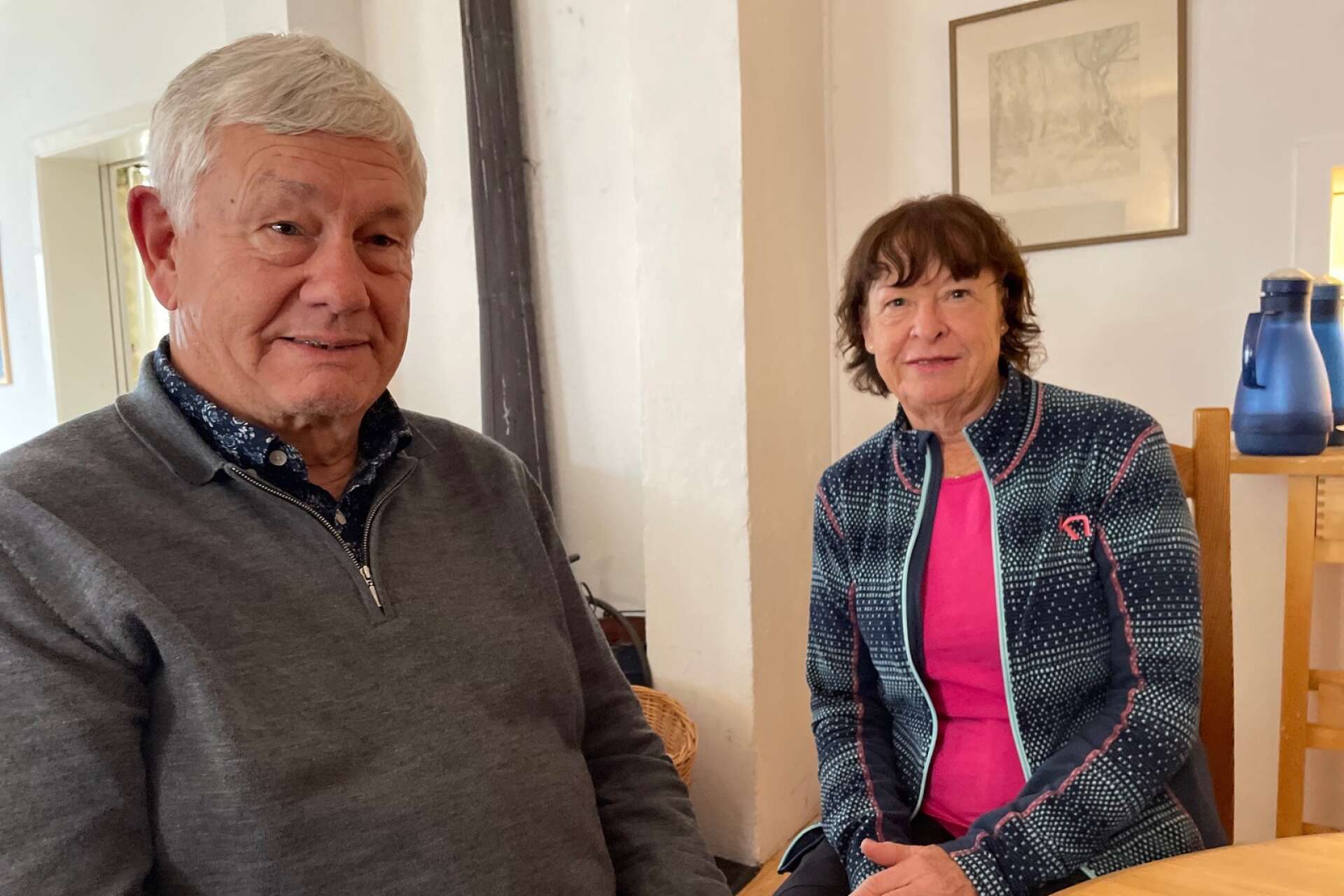 Jan och Kerstin Lindblom har besökt Björnmyrastugan innan de kom till träffen i Västra Sund. Det råkar också vara denna söndag som de firar 56-årsjubileum som gifta.