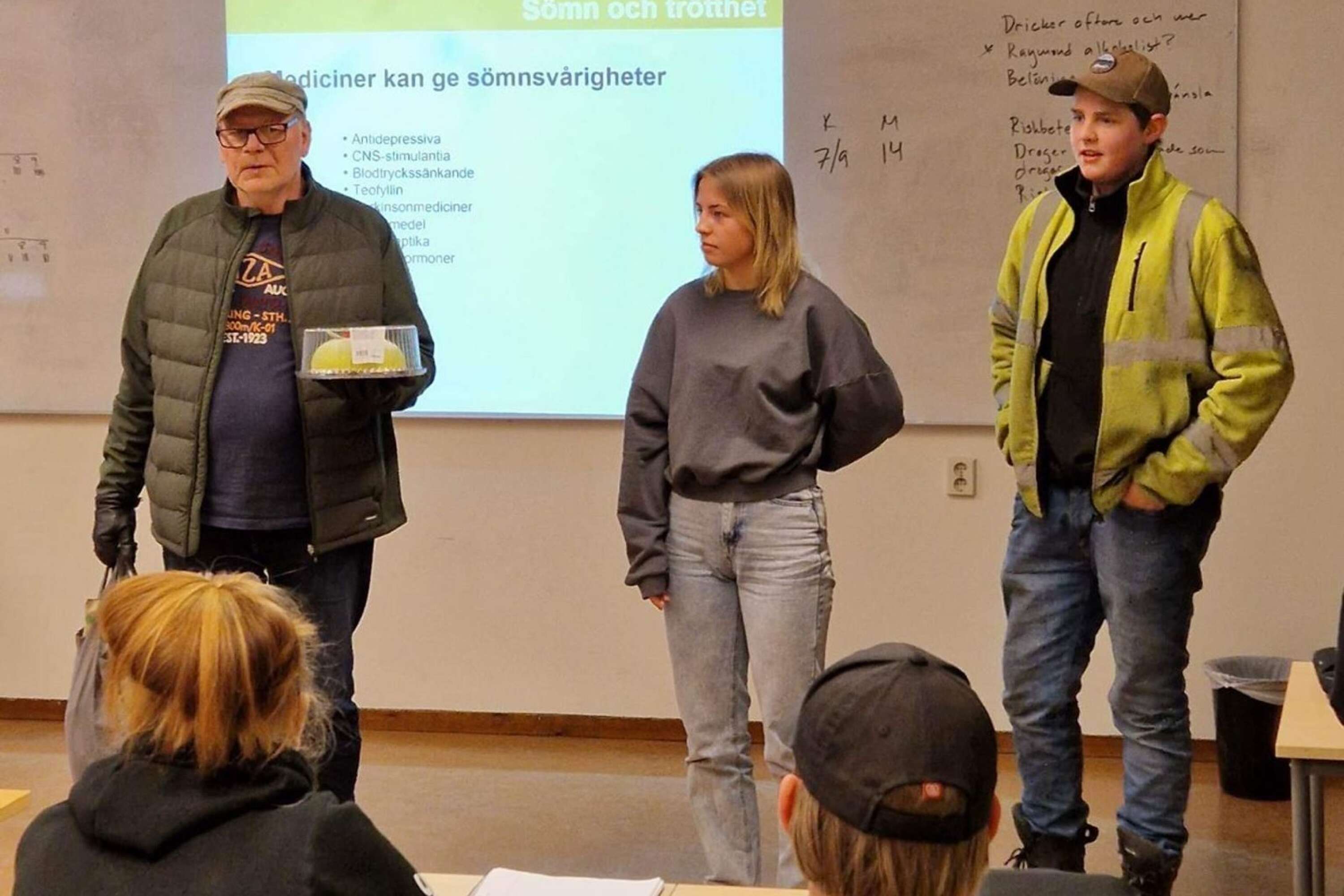 Elsa och Anton fick applåder i klassrummet när Göran Samuelsson kom med tårta, trisslott, Packmoppe-turné T-shirt och väska som tack.