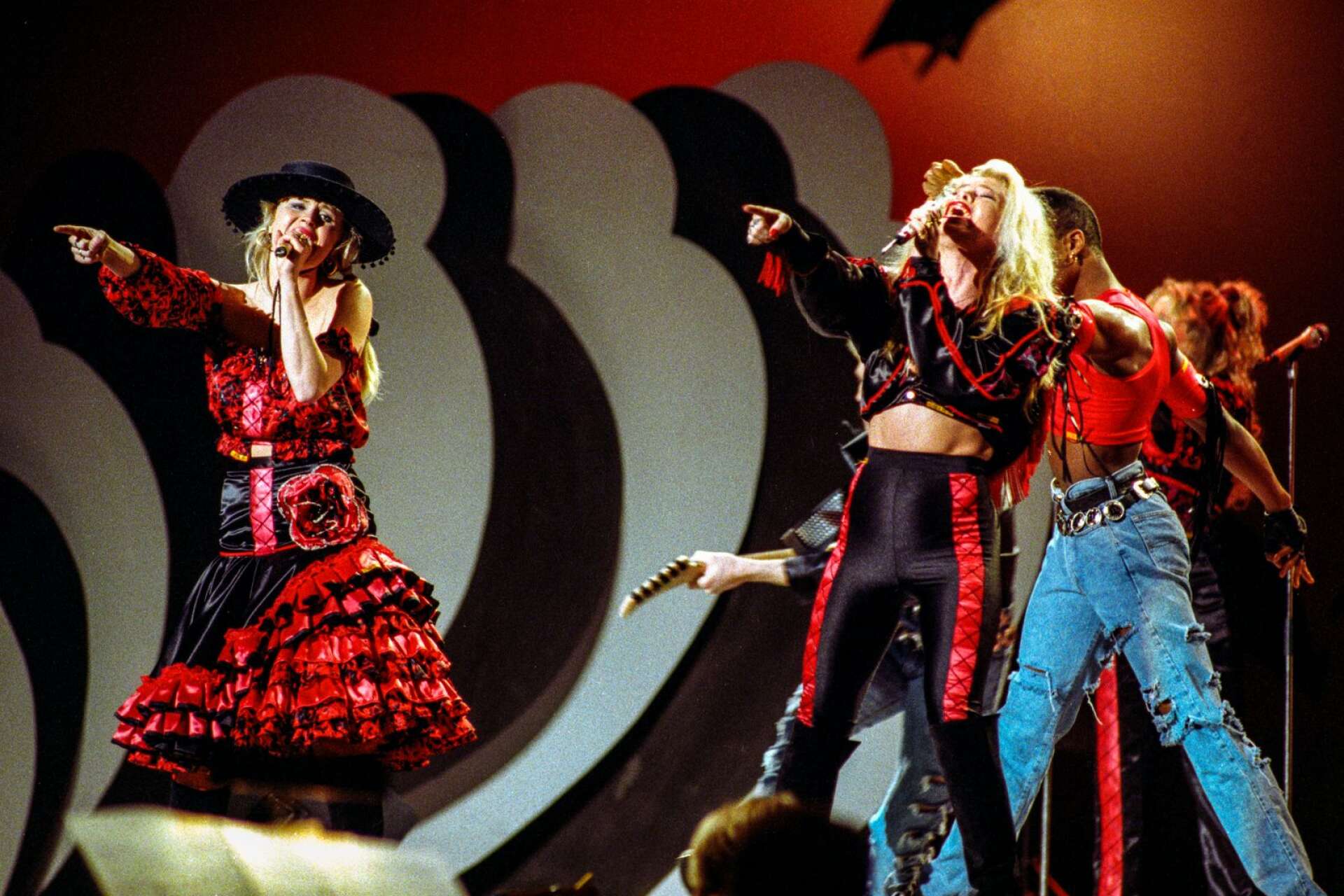 Systrarna Lili Päivärinta och Susie Päivärinta framför bidraget &quot;Okey okey&quot; i Melodifestivalen i Globen 1989.