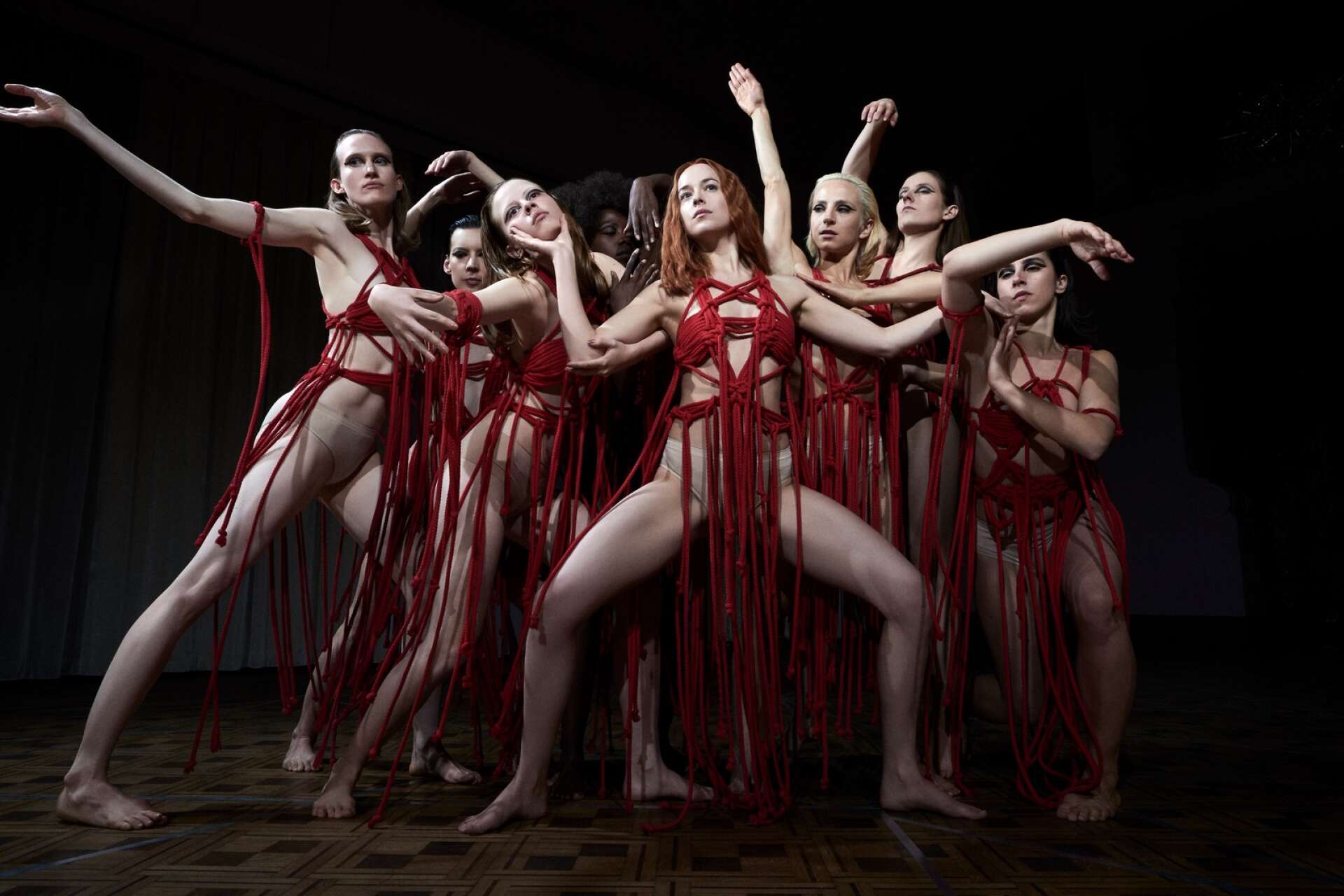 Skräckfilmen Suspiria utspelar sig på en prestigefull balettskola i Berlin. 