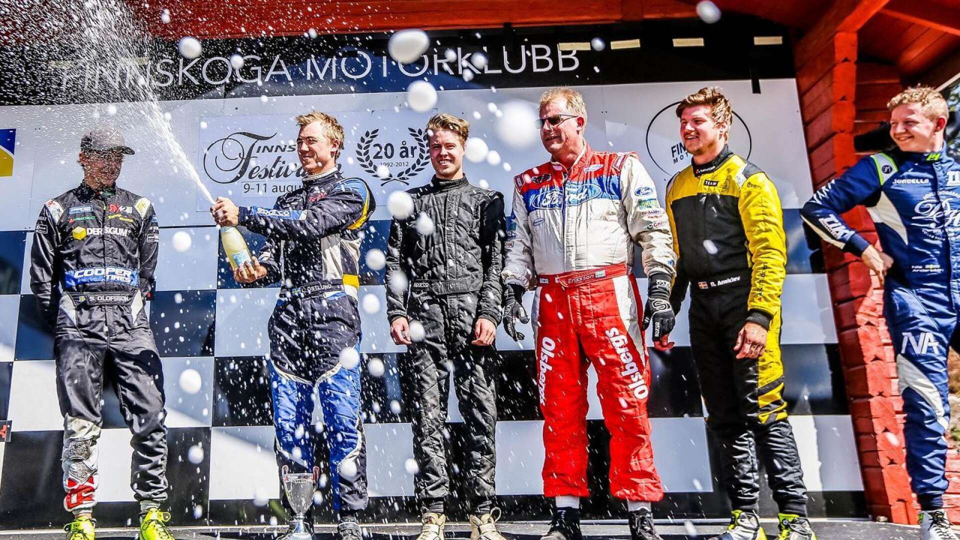 Linus Östlund segersprutar och omges av tvåan Simon Olofsson (vänster), trean Martin Enlund, fyran Andreas Eriksson, femman Niklas Aneklev och sexan Nils Andersson.