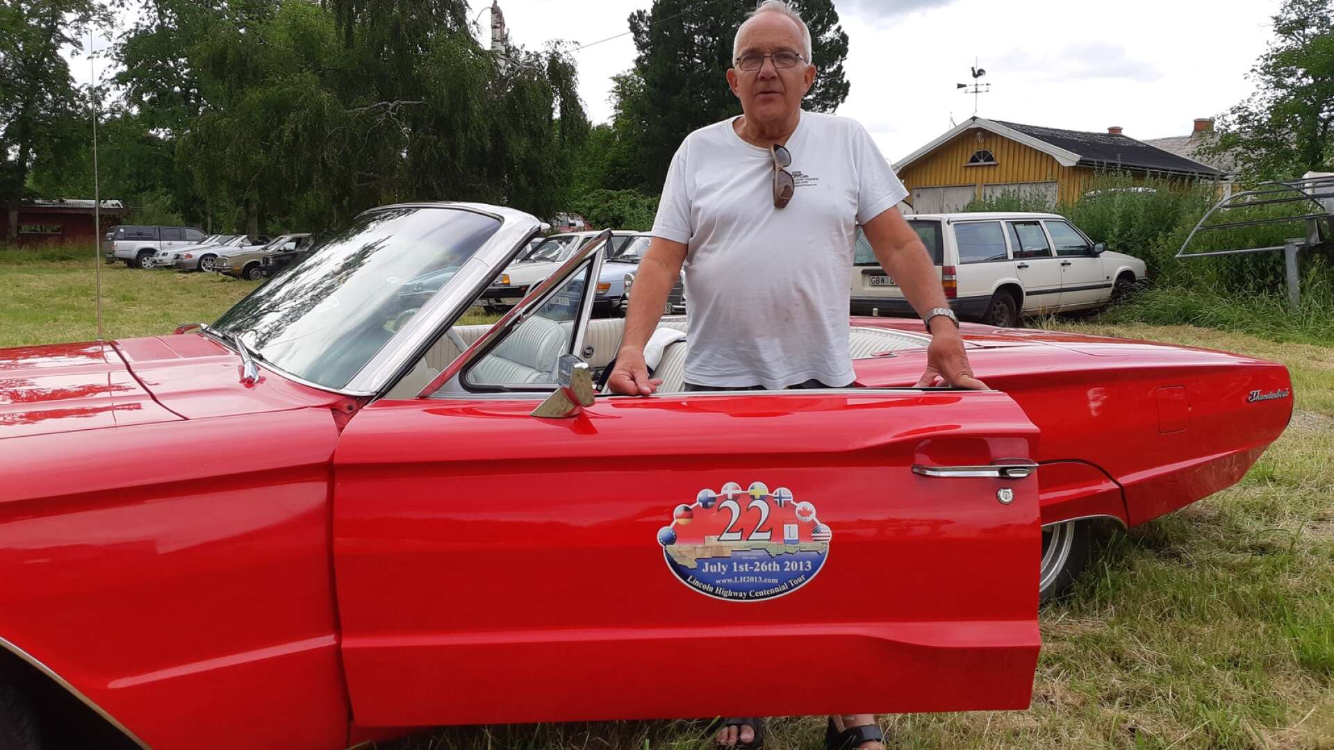 Jan-Eric Sandh från Värmskog rattade sin Ford Thunderbird till torsdagens veteranbilsträff på Sölje gård.
