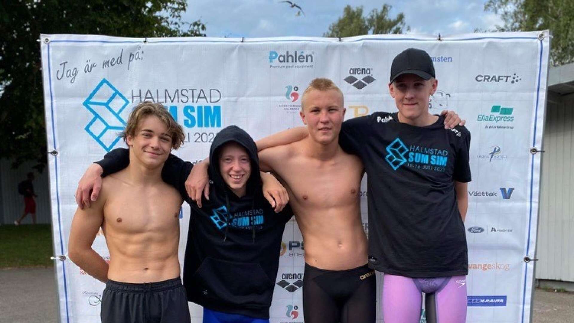 Elis Berntsson, ÅSS, Teodor Thorén och Gustav Westerlind Olsson från Uddevalla Sim och Vile Ericsson, ÅSS, tog brons i lagkappen på 4 x 100 meter frisim i ungdoms-SM i Halmstad.