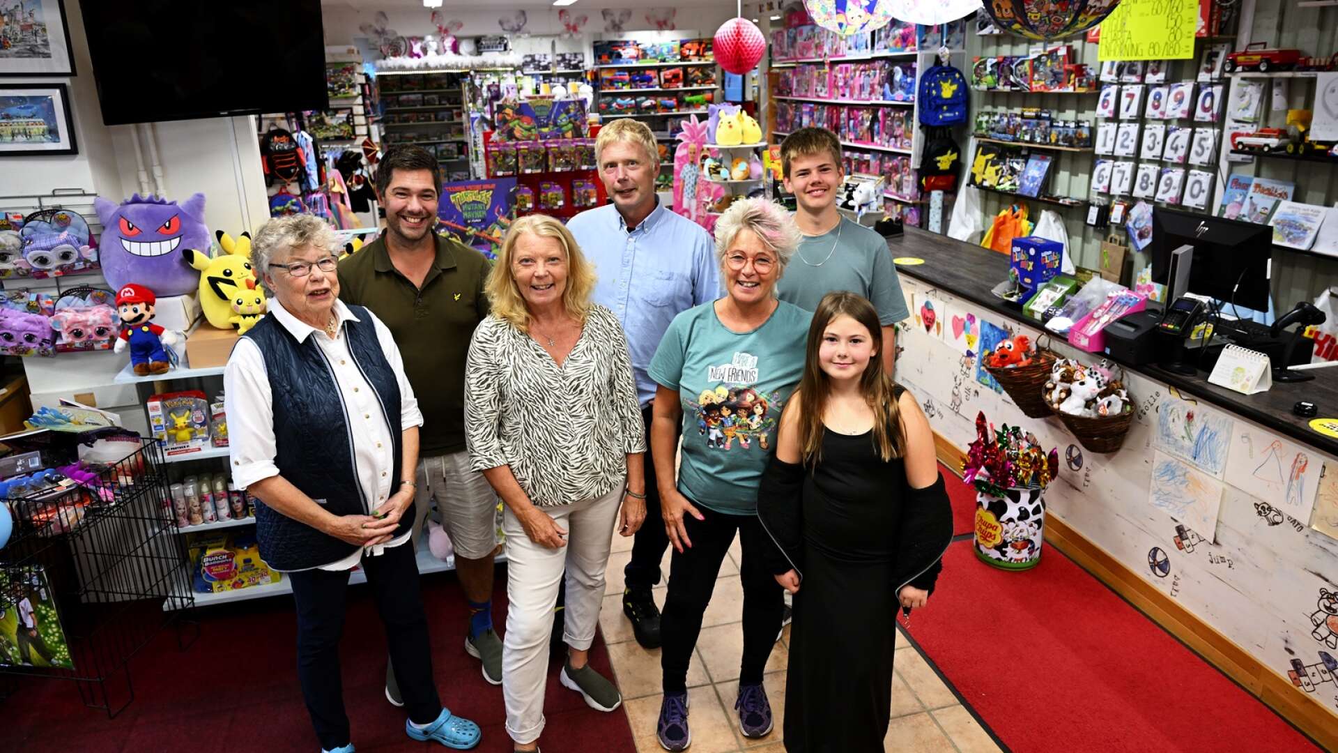 Familjen Andersson har drivit leksaksbutik i Grums i nästan 50 år. Här syns fyra generationer, med Siv, Ronnie, Anna-Karin, Jan-Anders, Maria, William och Lillie, samtliga med efternamnet Andersson.
