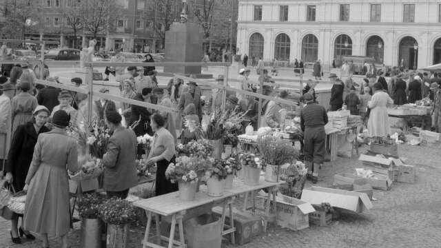 Många blommor fanns att köpa på torget år 1956.