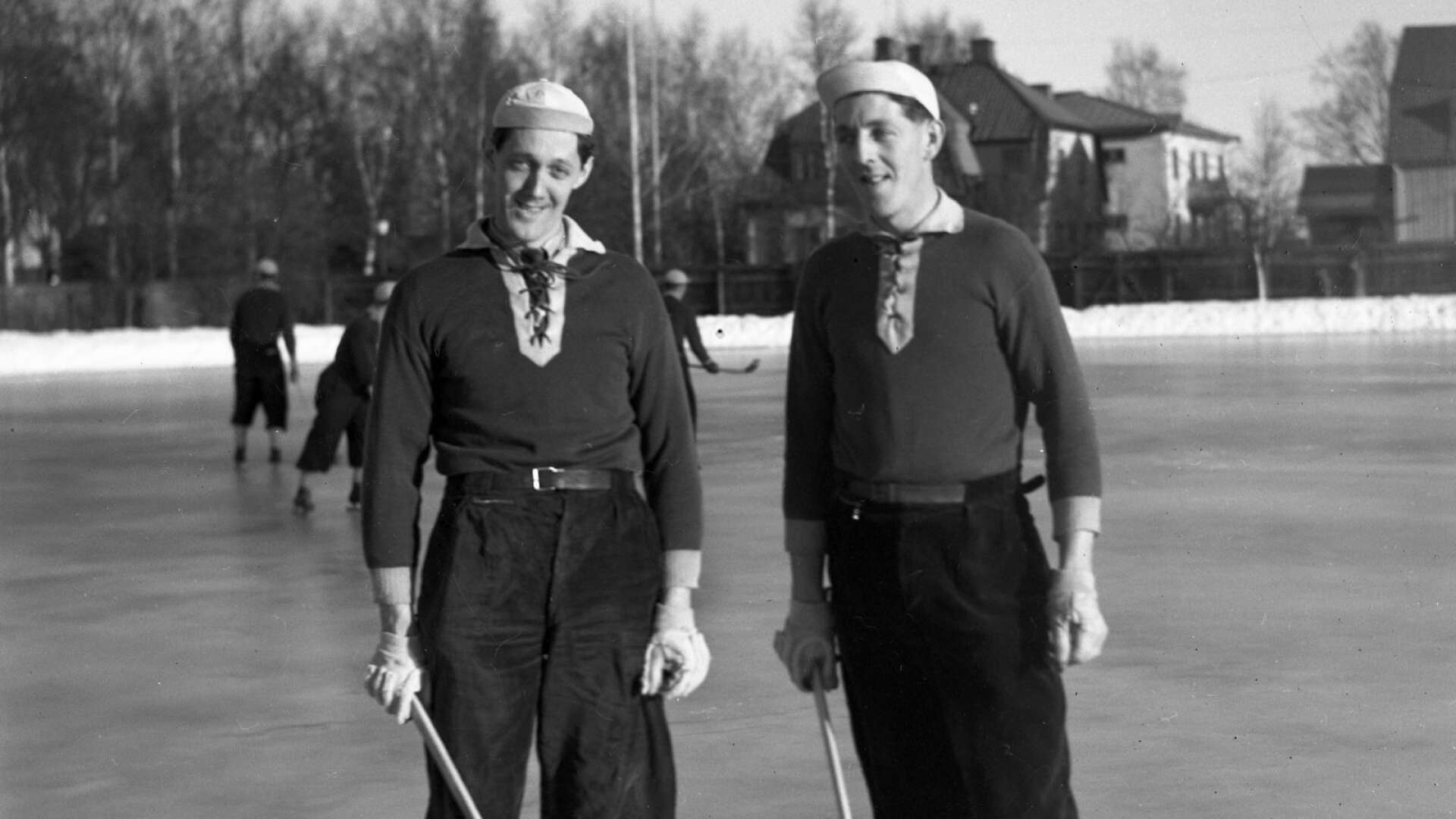 Bröderna Bryskhe på Tingvallas is 1944. De var aktiva i Färjestads tidiga hockeylag.