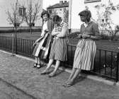 Typiskt 50-talsmode på tre unga kvinnor på Sundsta i slutet av 1950-talet.