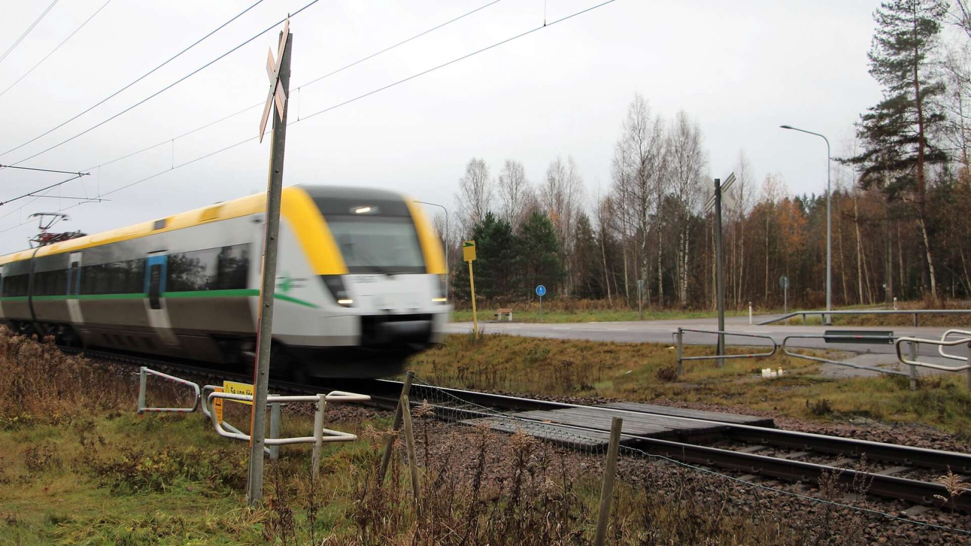 En man i 20-årsåldern avled i fredags efter att han hade blivit påkörd av ett tåg på en obevakad övergång längs Värmlandsbanan mellan Arvika och Jössefors. Nu arbetar Trafikverket med flera tekniska lösningar för att varna folk för tågen.