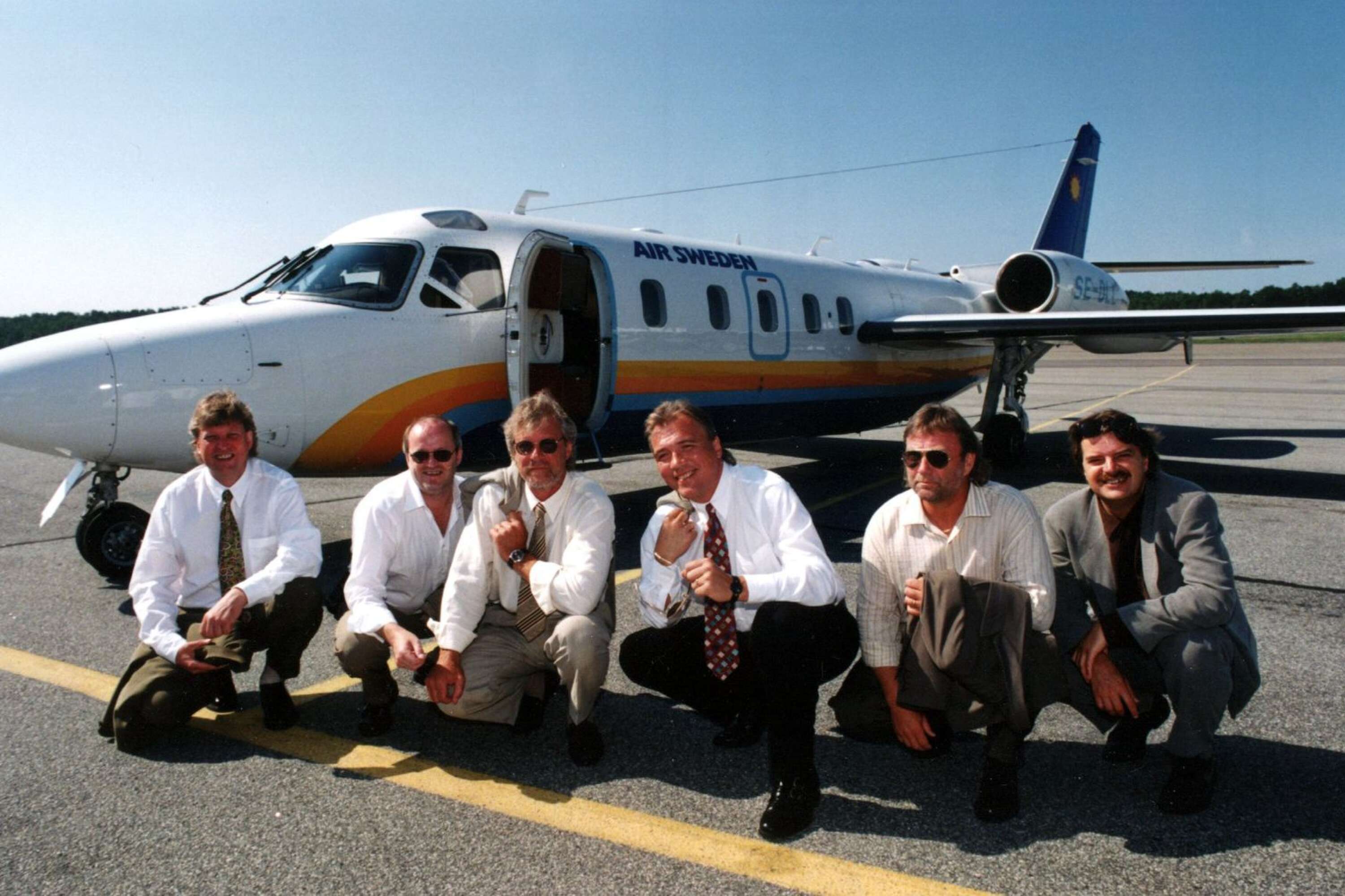 Eget flygplan under 90-talet. Erik Lihm, Lasse Westman, Tony Eriksson, Christer Sjögren, Anders Erixon och Kent Andersson.