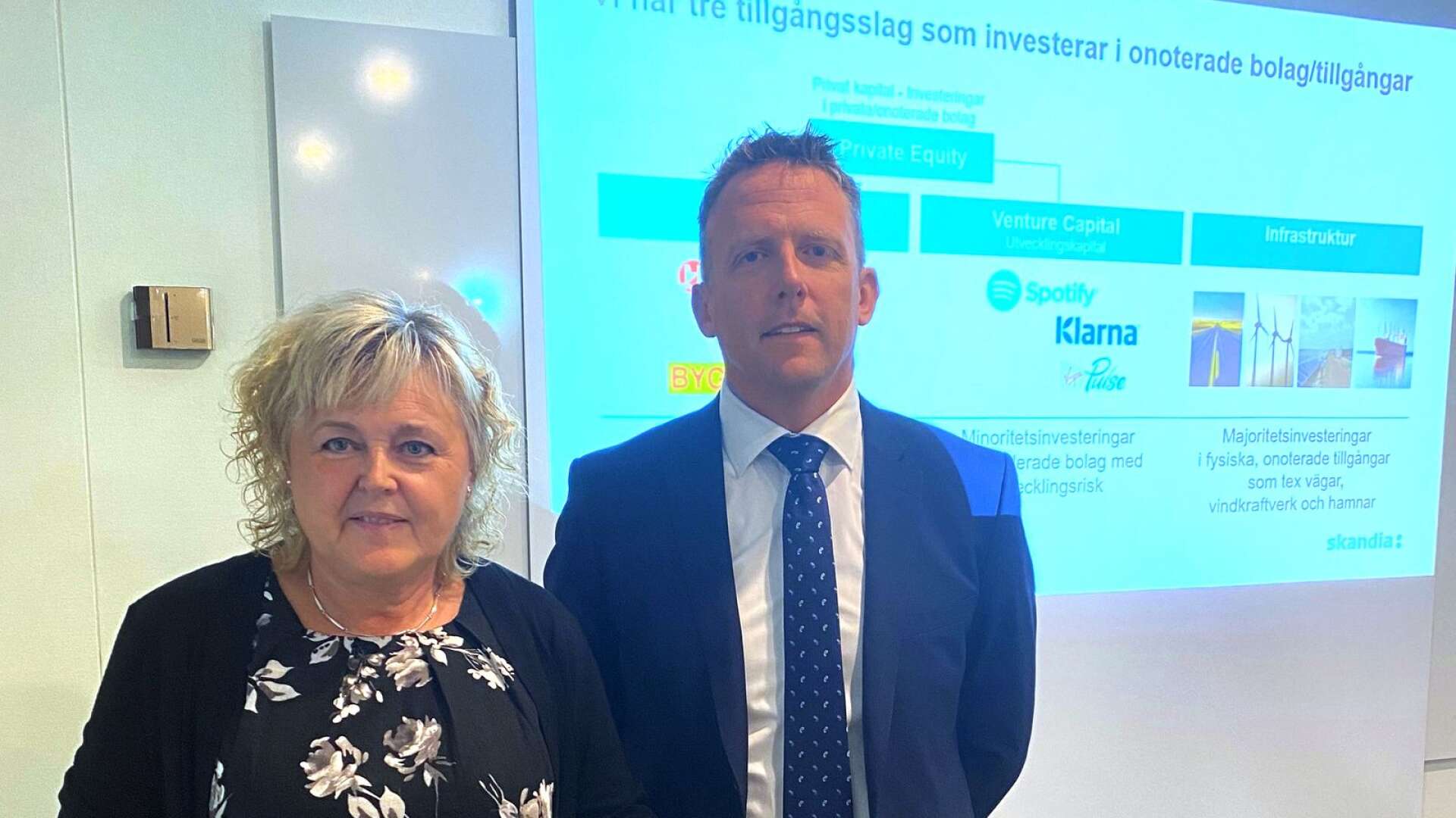 Hittills i år har våra kunder i Värmland fått dela på 695 miljoner kronor, säger Ewa Pettersson och Claes Tarander, rådgivare i Skandia Värmland.