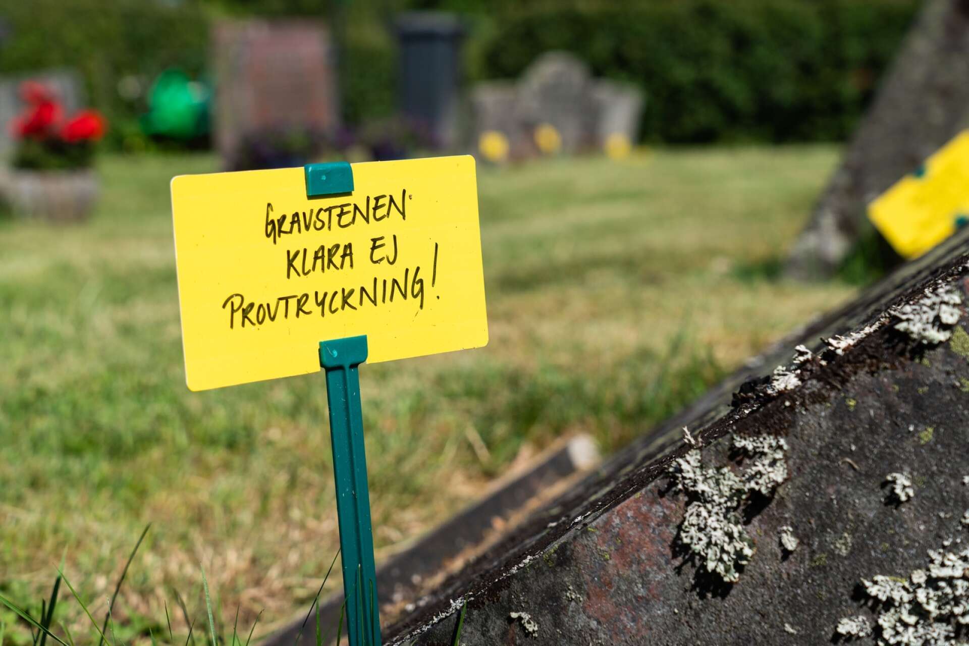 Den här skylten möter många som besöker en grav på Steneby kyrkogård.