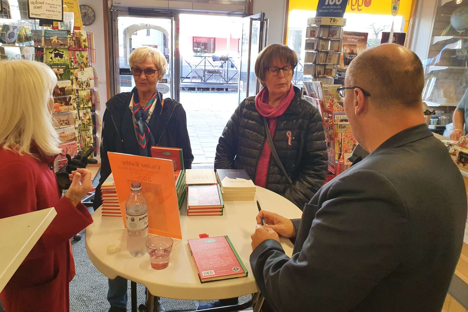 Solweig Johansson, Ulla Linge och Inger Olander var bland de första i kön för att köpa böcker av Victor Estby och få dem signerade.