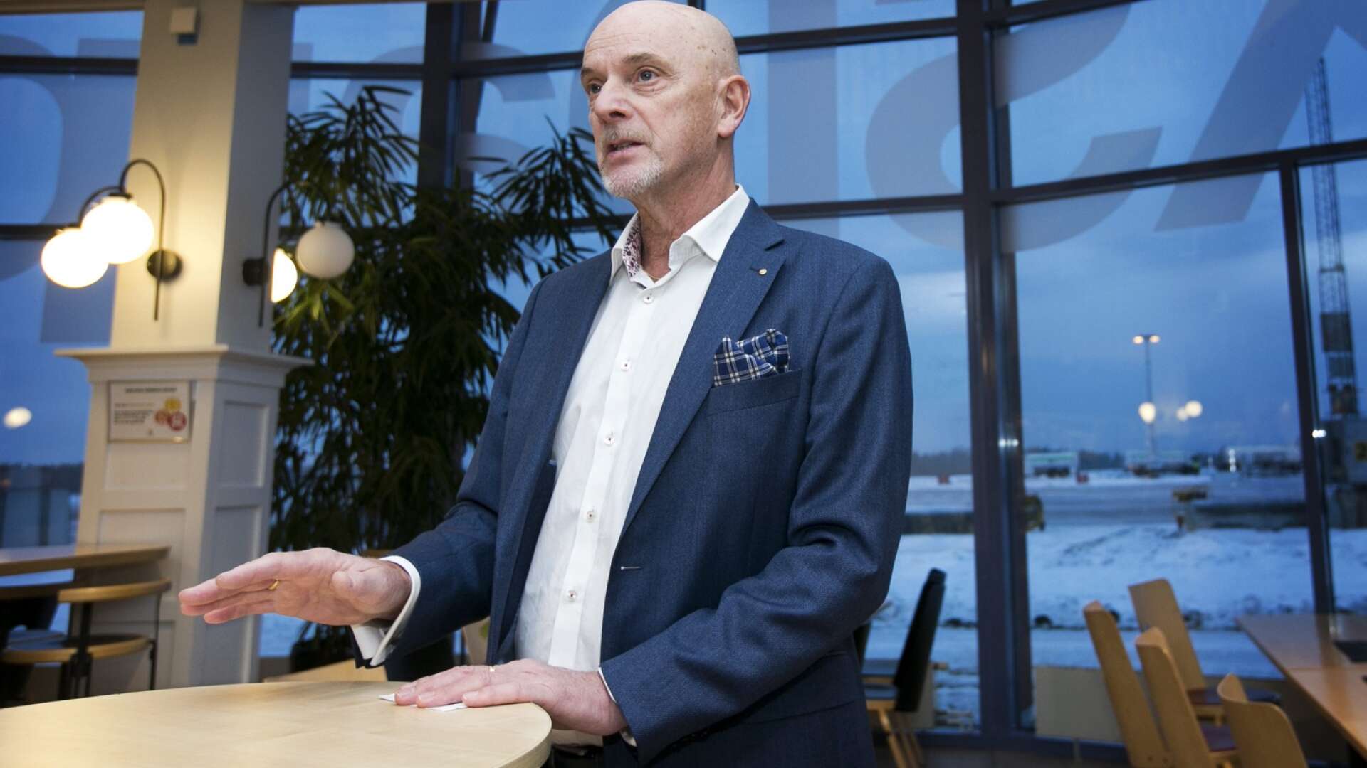 Mikael Lundström (L), ordförande i styrelsen för Karlstad Airport, är nedslagen över regeringens besked att man inte ändrar reglerna för att tillåta kommunala flygplatser att teckna egna upphandlingar med flygbolag om nya linjer.