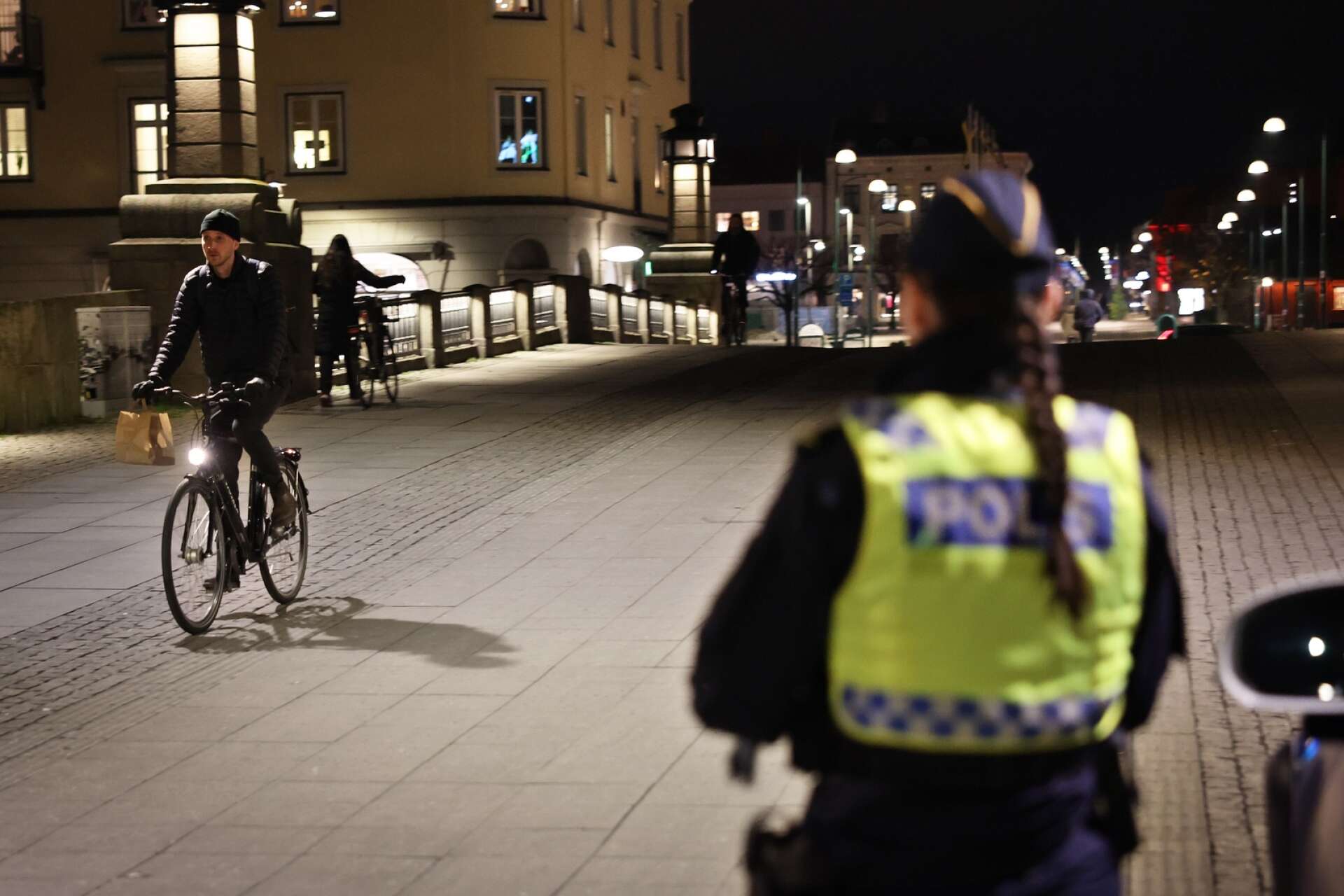 Poliserna brukar stanna ungefär 20 minuter på samma ställe när de kontrollerar cyklister. 