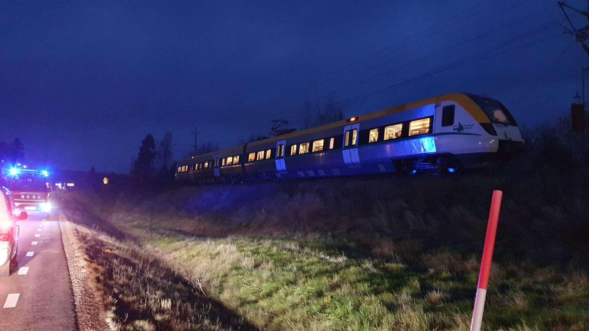 Såväl tåget som bilarna på den intilliggande vägen står stilla efter olyckan.