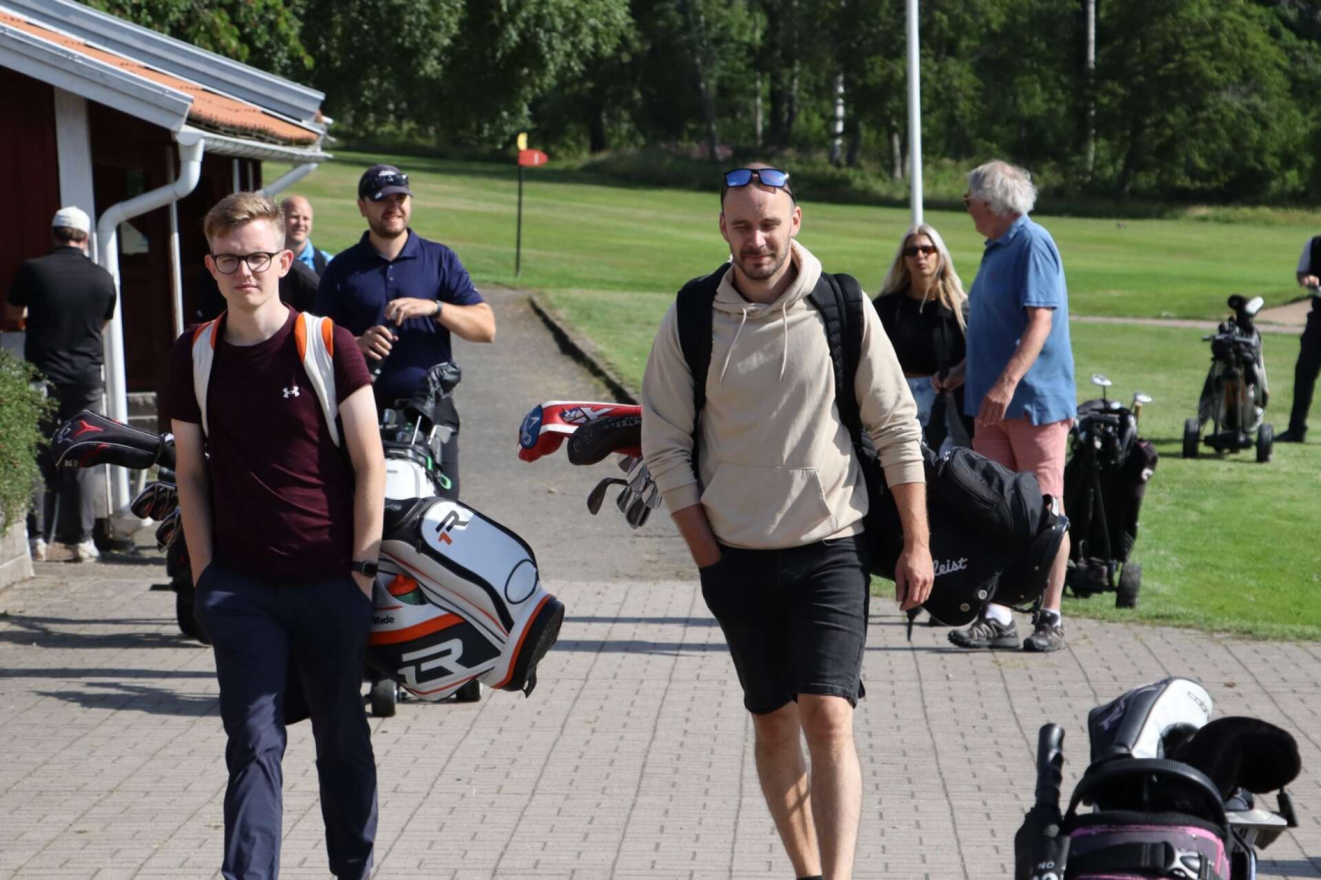 Daniel Nyström och Edvin Ringqvist förflyttade sig mot nästa hål. 