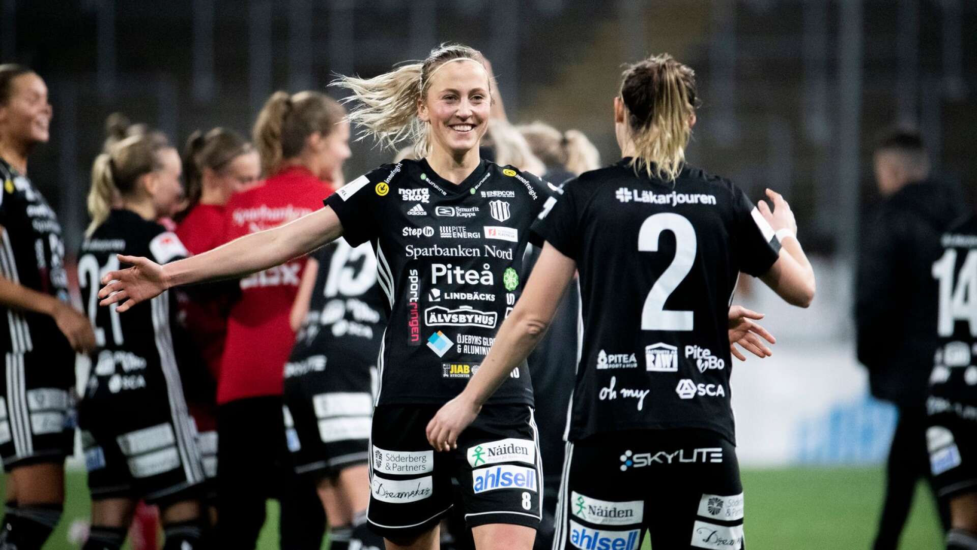 Julia Karlernäs och hennes lagkamrater i Piteå fick avsluta en tuff säsong med ett leende på läpparna.