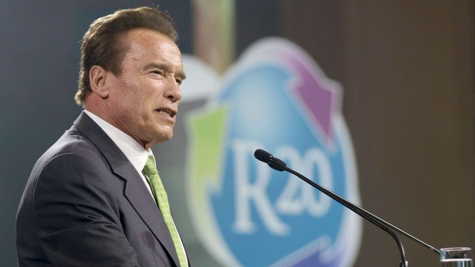 Hollywoodstjärnan och Kaliforniens tidigare guvernör Arnold Schwarzenegger har skickat en videohälsning till Gröna bilisters konferens i Karlstad den 6 mars.