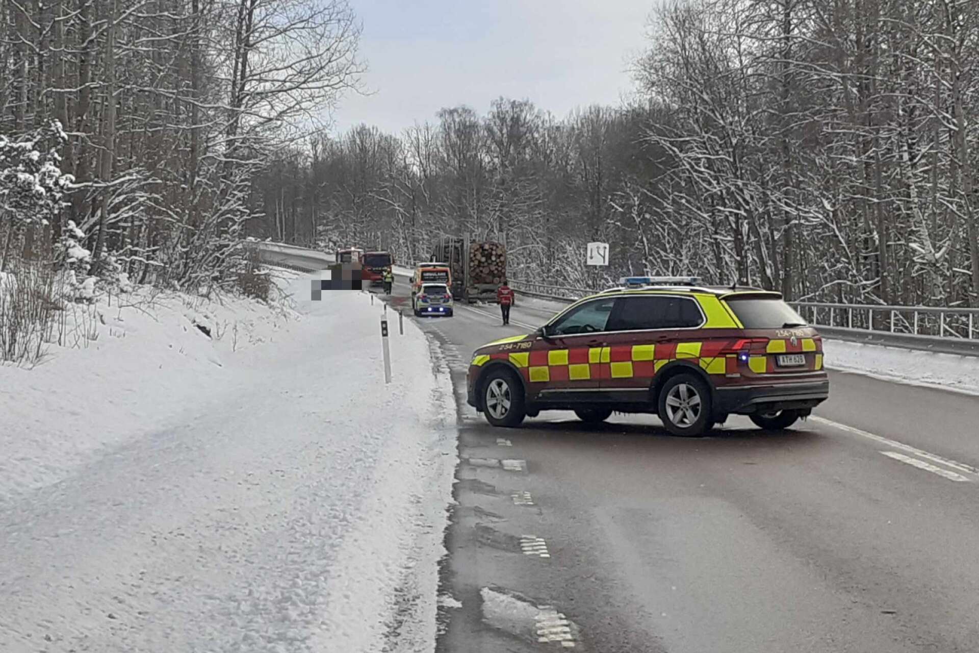 En bil och en timmerbil kolliderade på väg 164 vid Edsleskog. En man omkom i samband med olyckan.