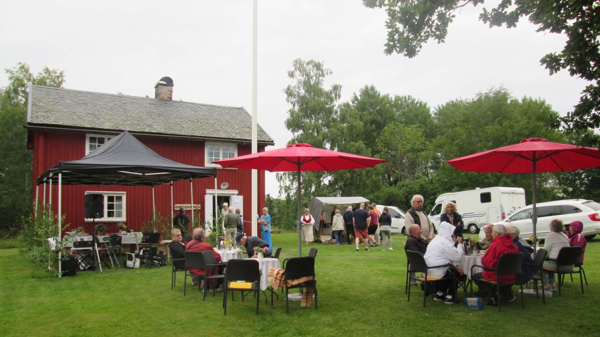 Trots något ostadigt väder strömmade besökare till hembygdsstugan när den traditionella hembygdsdagen firades i Ånimskog i lördags.