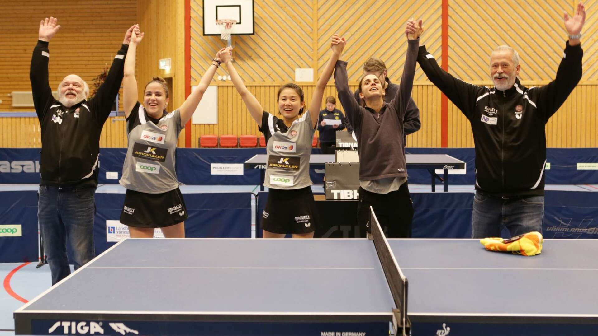 Katerina Toliou, Jessica Yamada och Sara Ramirez firar finalplatsen tillsammans med ledarna Tomas Bergquist och Anders Hulth.