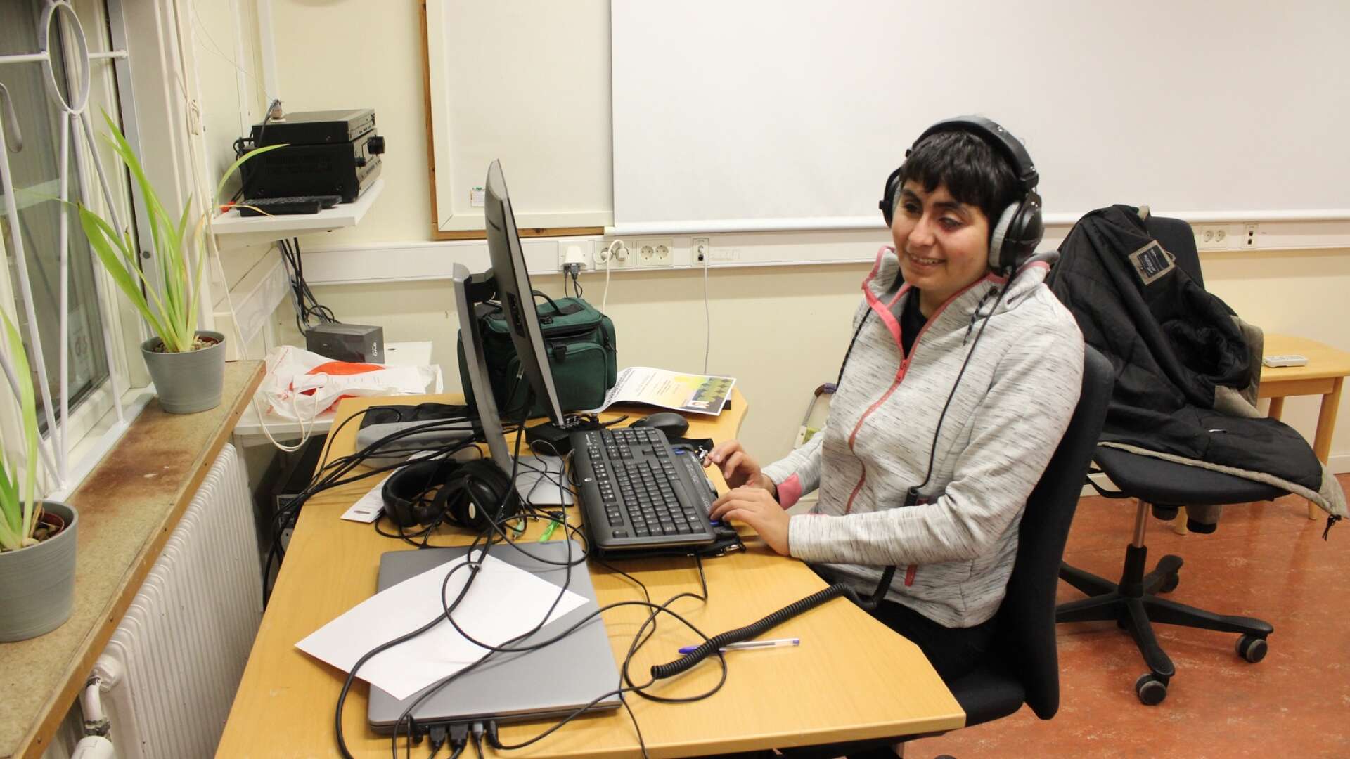 Grete Haldorsen går radiolinjen på Vara folkhögskola och har med sig sin egen utrustning som fungerar för synskadade att jobba med.