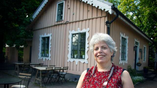 Fariba Ranjbar driver Café Slusswakten i Karlstad. Nu satsar hon på en festival för att välkomna båtbussarna.