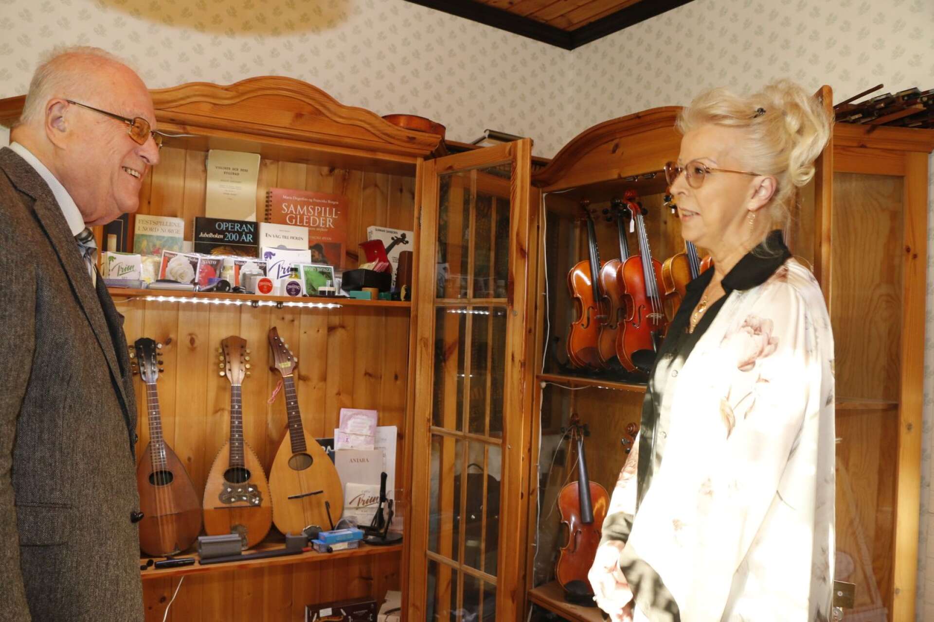 Strängar, instrument, böcker och verktyg finns i musikrummet hos paret Steinert.
