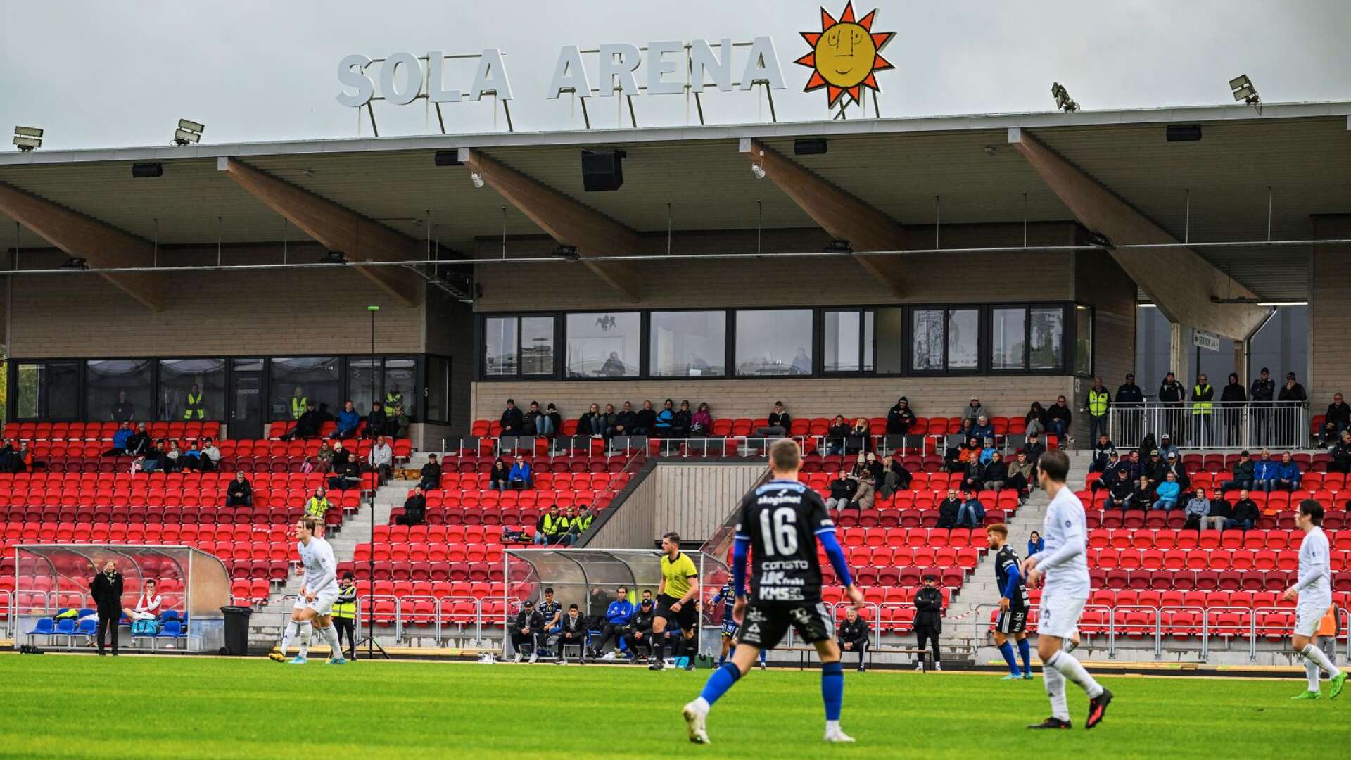 Karlstad Fotboll under premiärmatchen på Sola Arena. 
