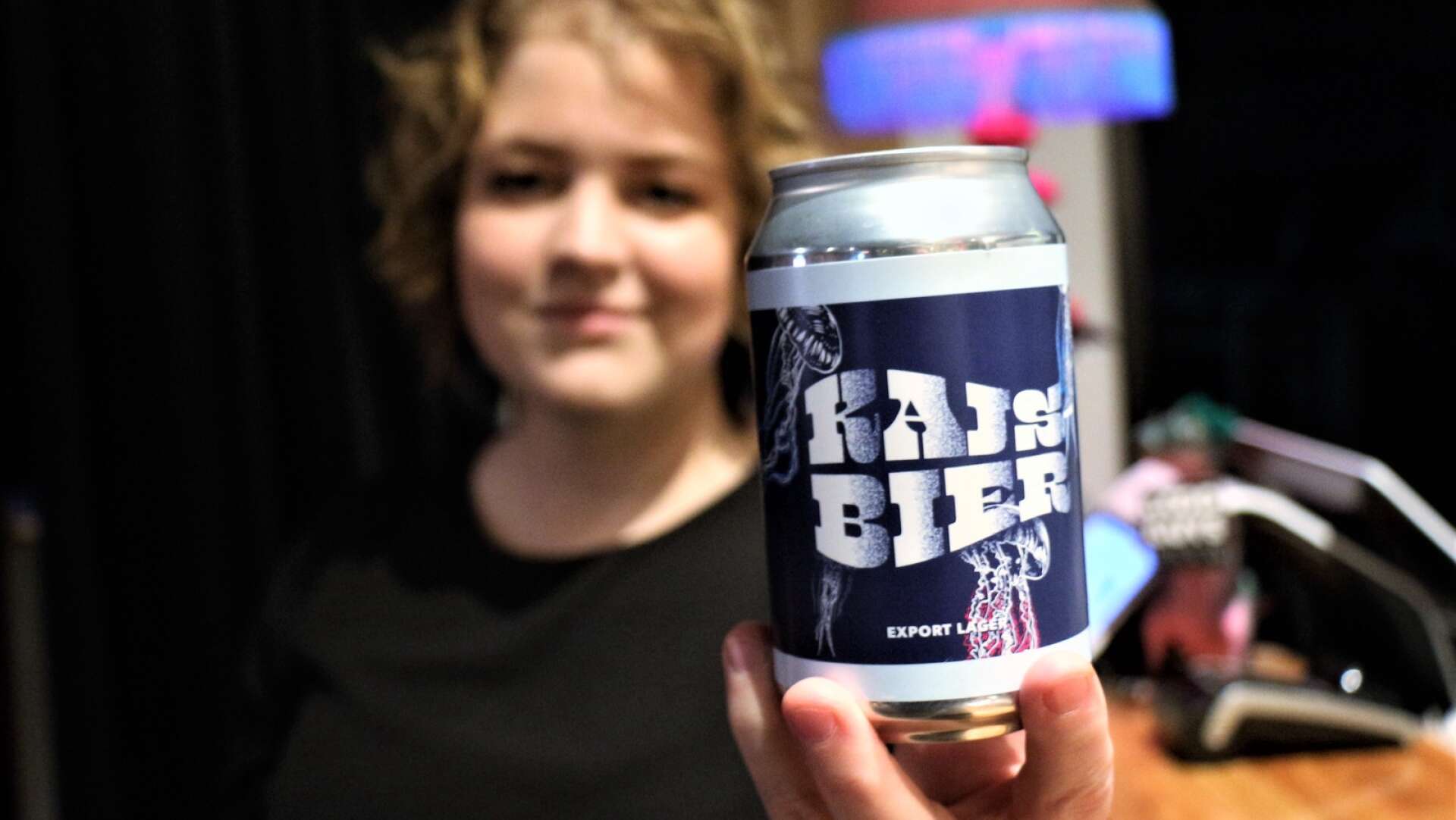 Nu finns den, tappad och klar. Den öl som Kajsa Vikström fick brygga hos Good guys brew efter sin vinst. Den blev dock ett halvår försenad.