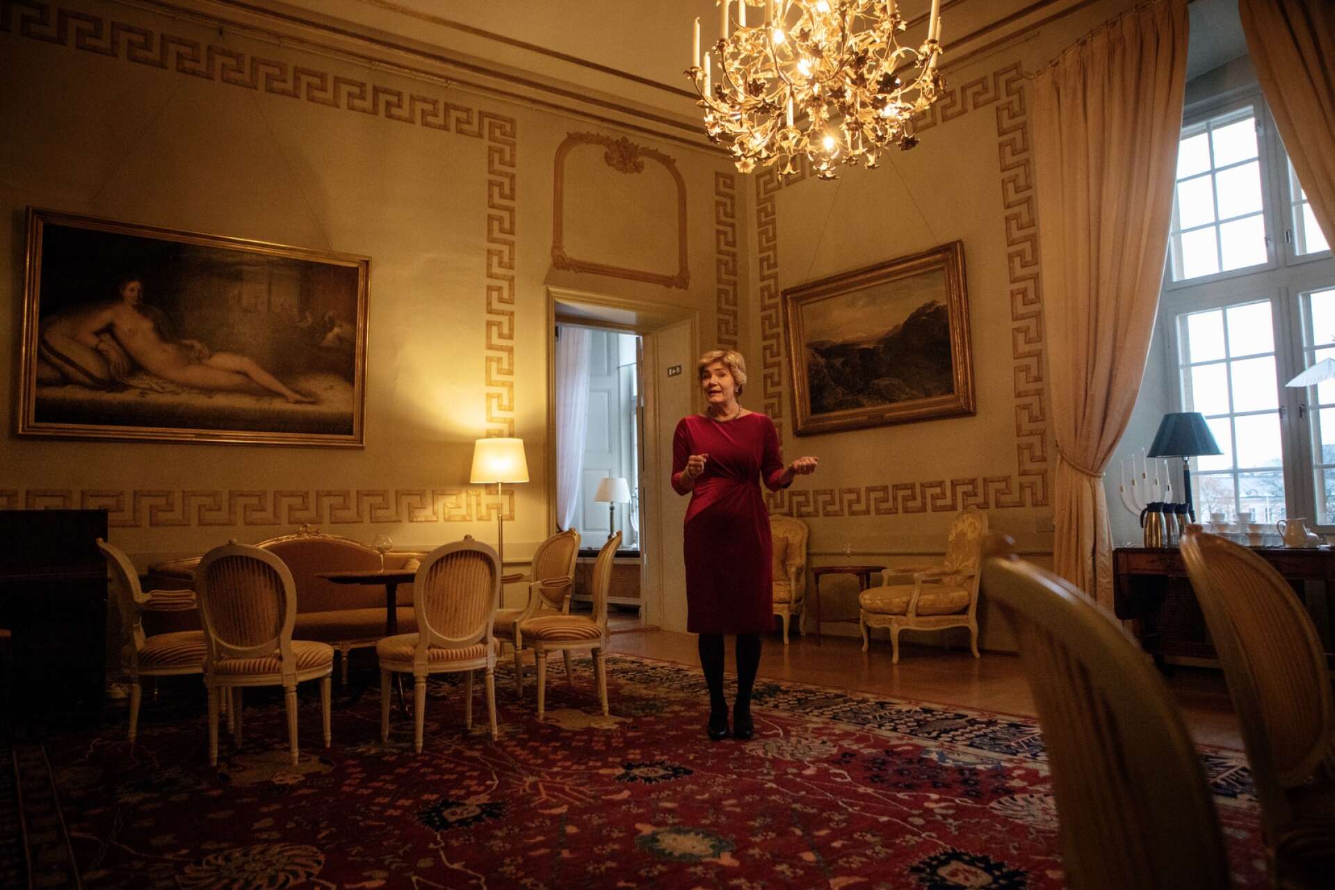 Maria Larsson visar upp ”Gula salongen” på Örebro slott.