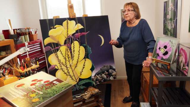 Färger, symbolik och växter utmärker Sonia Monica Jakobssons konstverk som med start på fredag visas i Valla tingshus. Arkivbild.