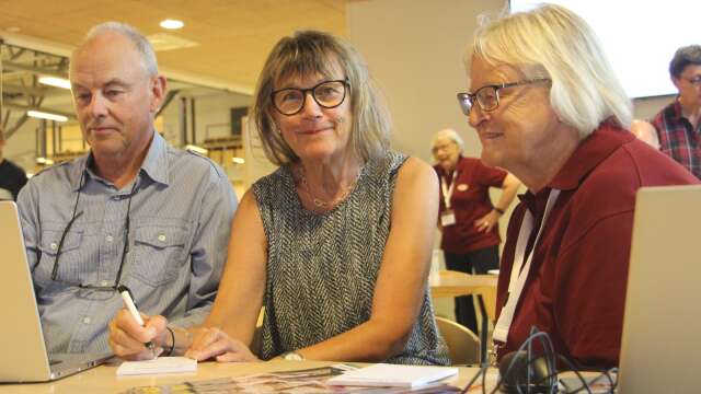 Många besökare passade på att få hjälp och tips i sitt eget släktforskande under helgens arrangemang. Här är det Mats Karlsson och Lena Sundblad från Skövde som får hjälp av Ann-Mari Svensson.