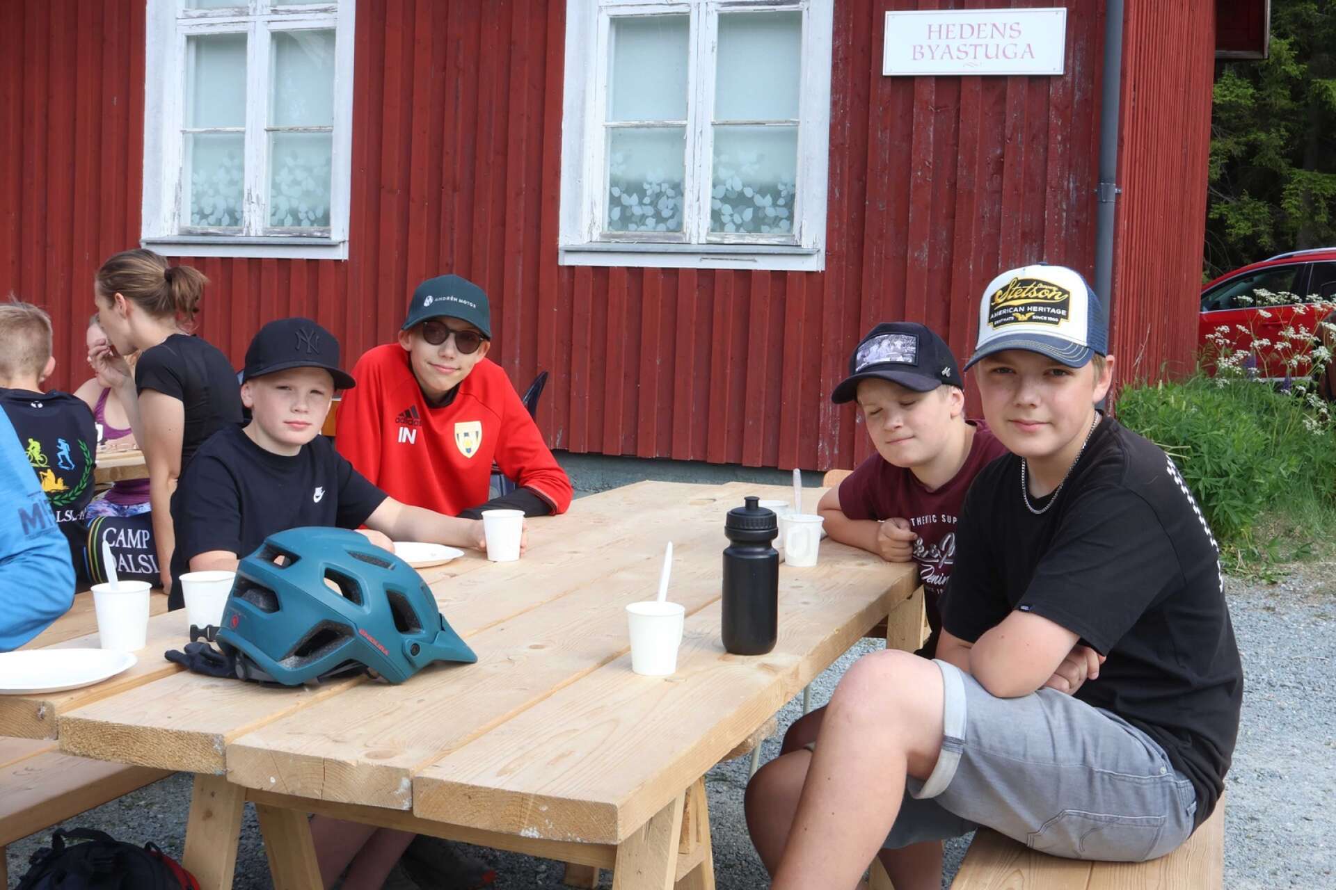 Charlie och Max Dagström, Ville Nilsson och Melker Halvorsson tog en paus och åt frukost vid Hedens bystuga.