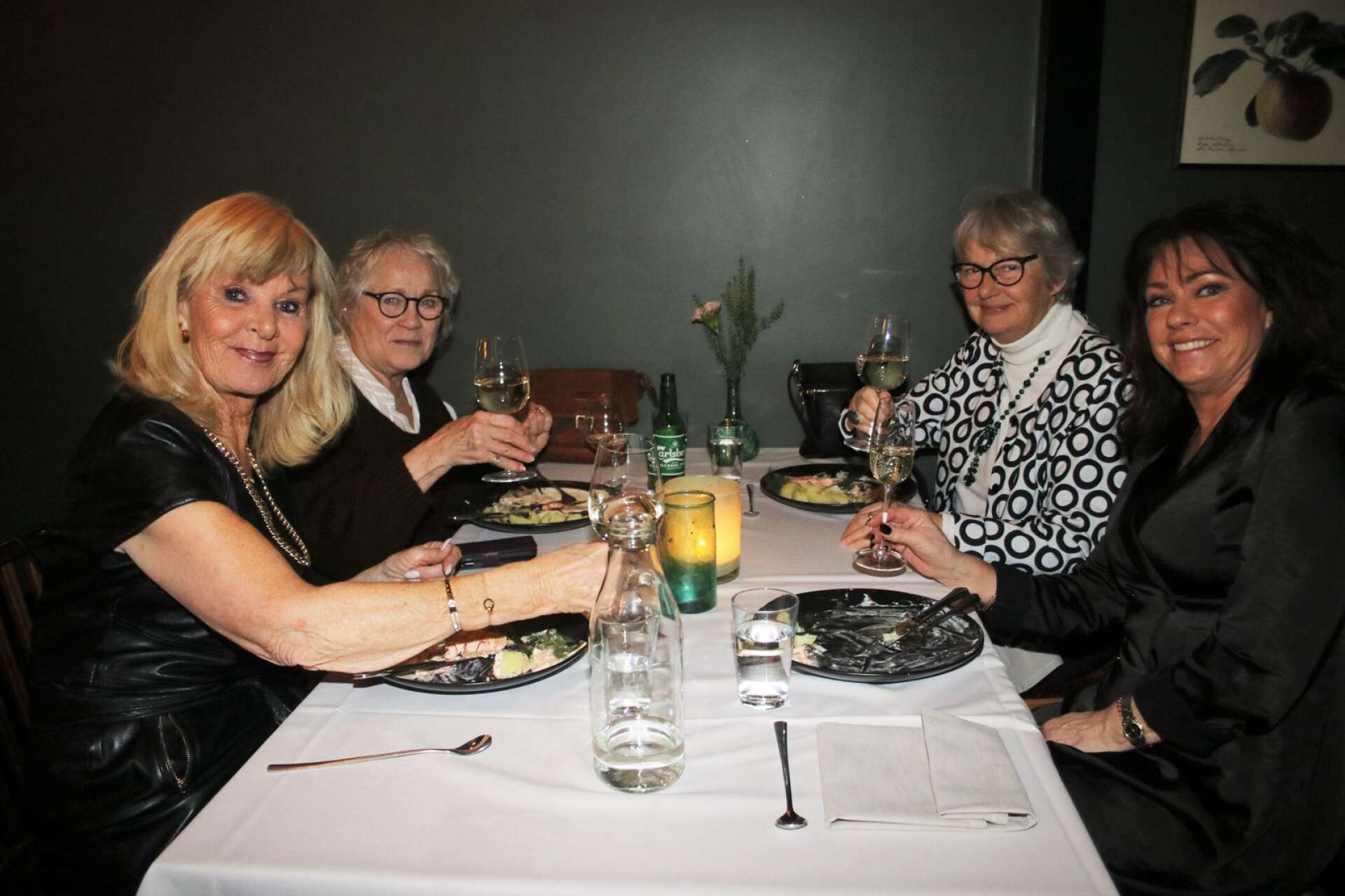 Gunn Bogren, Anne-Charlotte Payne, Kajse-Britt Andersson och Annelie Rosenquiset njöt av maten och sällskapet.