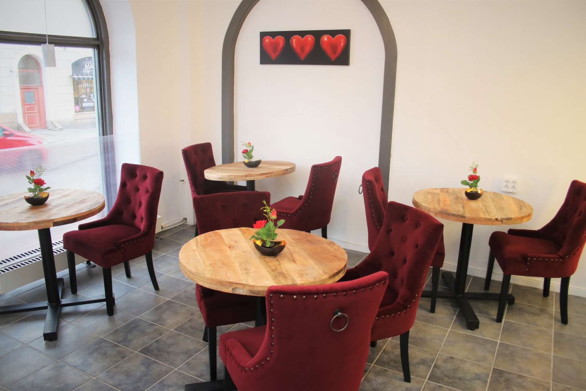 Lokalen har plats för fyra bord. De vinröda sammetsfåtöljerna går i samklang med namnet på konditoriet, Red velvet. 