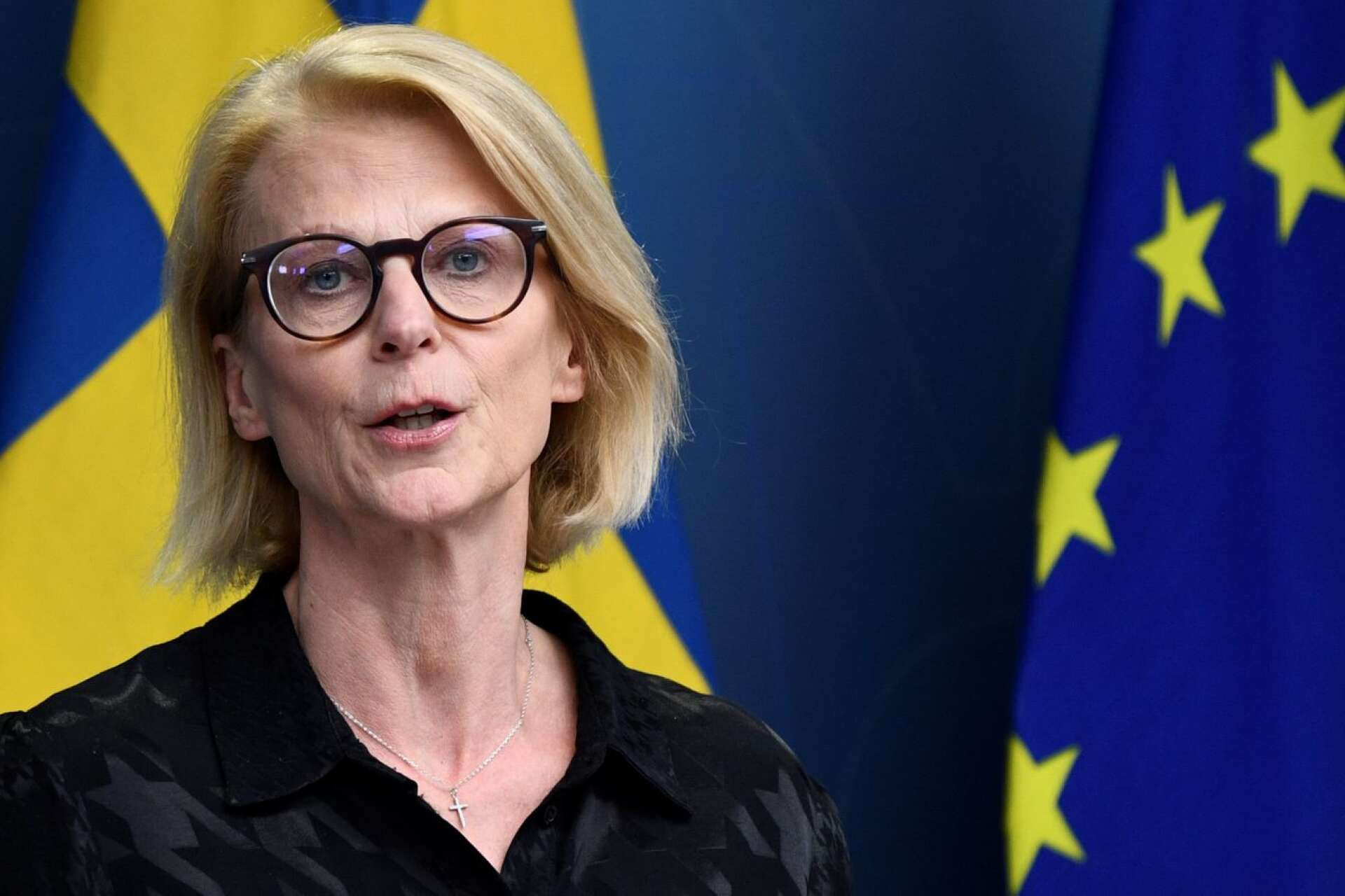 Finansminister Elisabeth Svantesson (M) vägrar ge besked om ekonomiskt stöd till kommuner och regioner. 