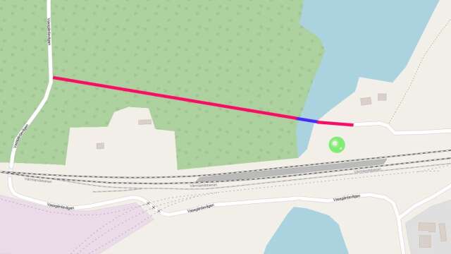 Kartskissen visar en grön cirkel, det är där stationen låg. Röda streck är ny väg, blått streck är bro över Visman.