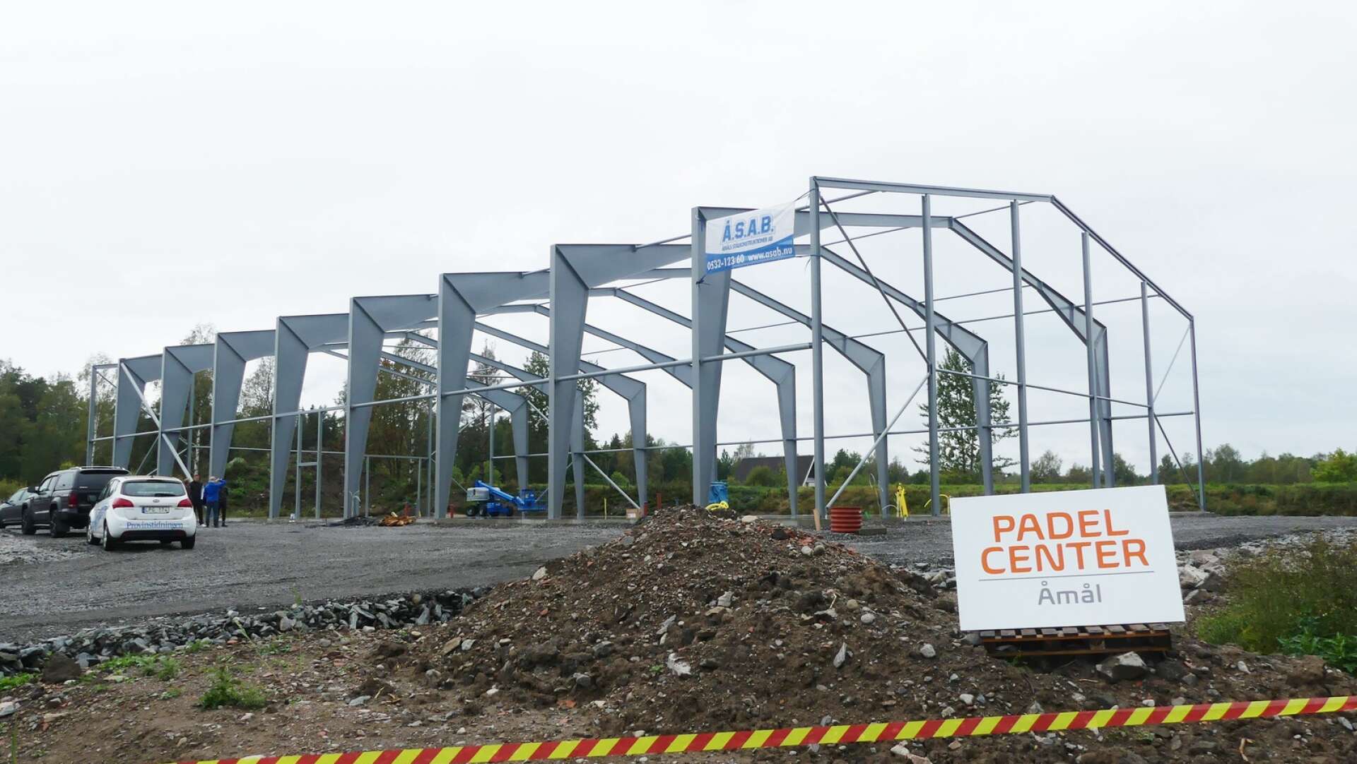 Förhoppningen är nu att Padelcenter Åmål kan slå upp portarna i början av november. Men allt kommer inte att vara färdigt då.