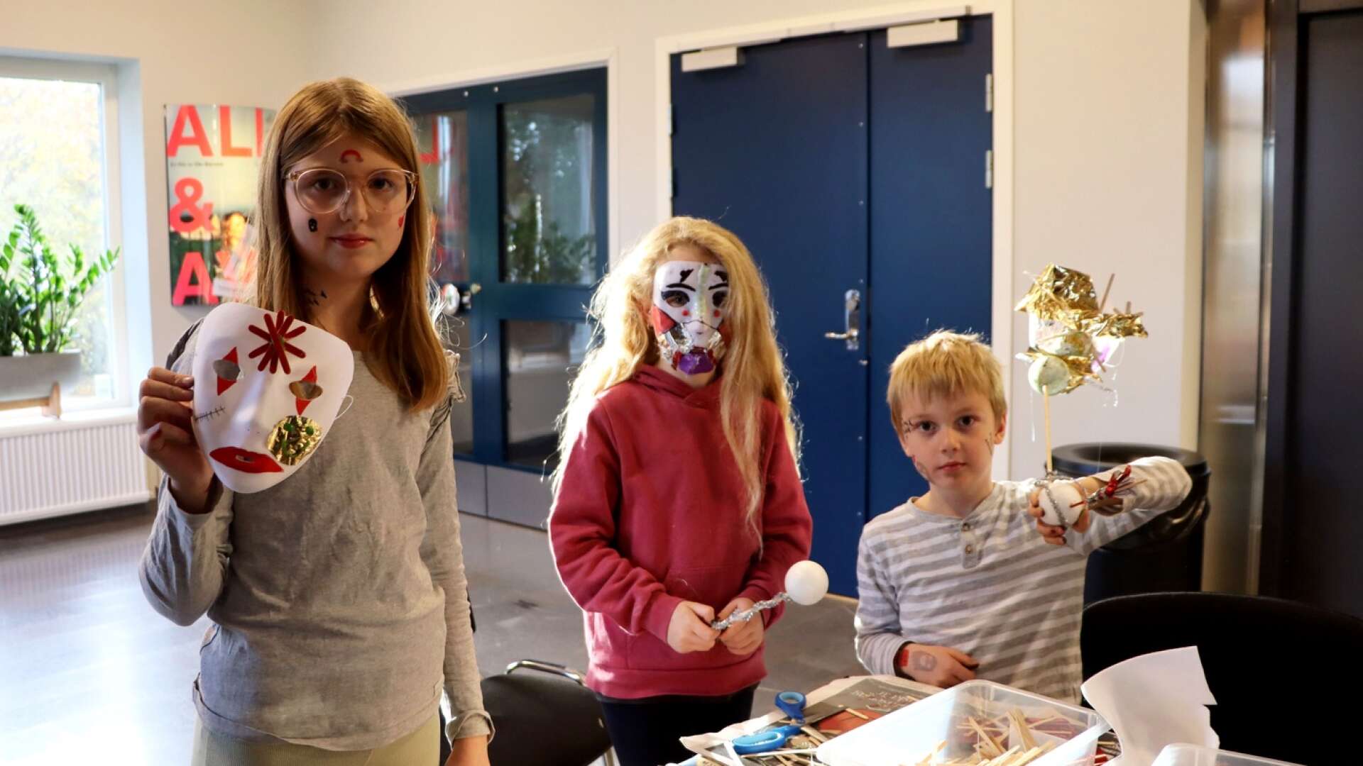 Alicia Gran, Lilly Franzén och Milian Gran gjorde trollspön och dekorerade masker.