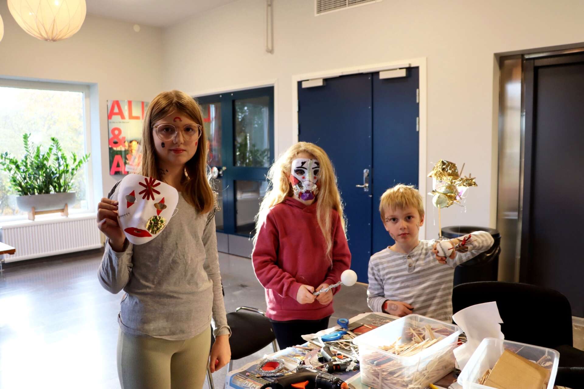 Alicia Gran, Lilly Franzén och Milian Gran gjorde trollspön och dekorerade masker.