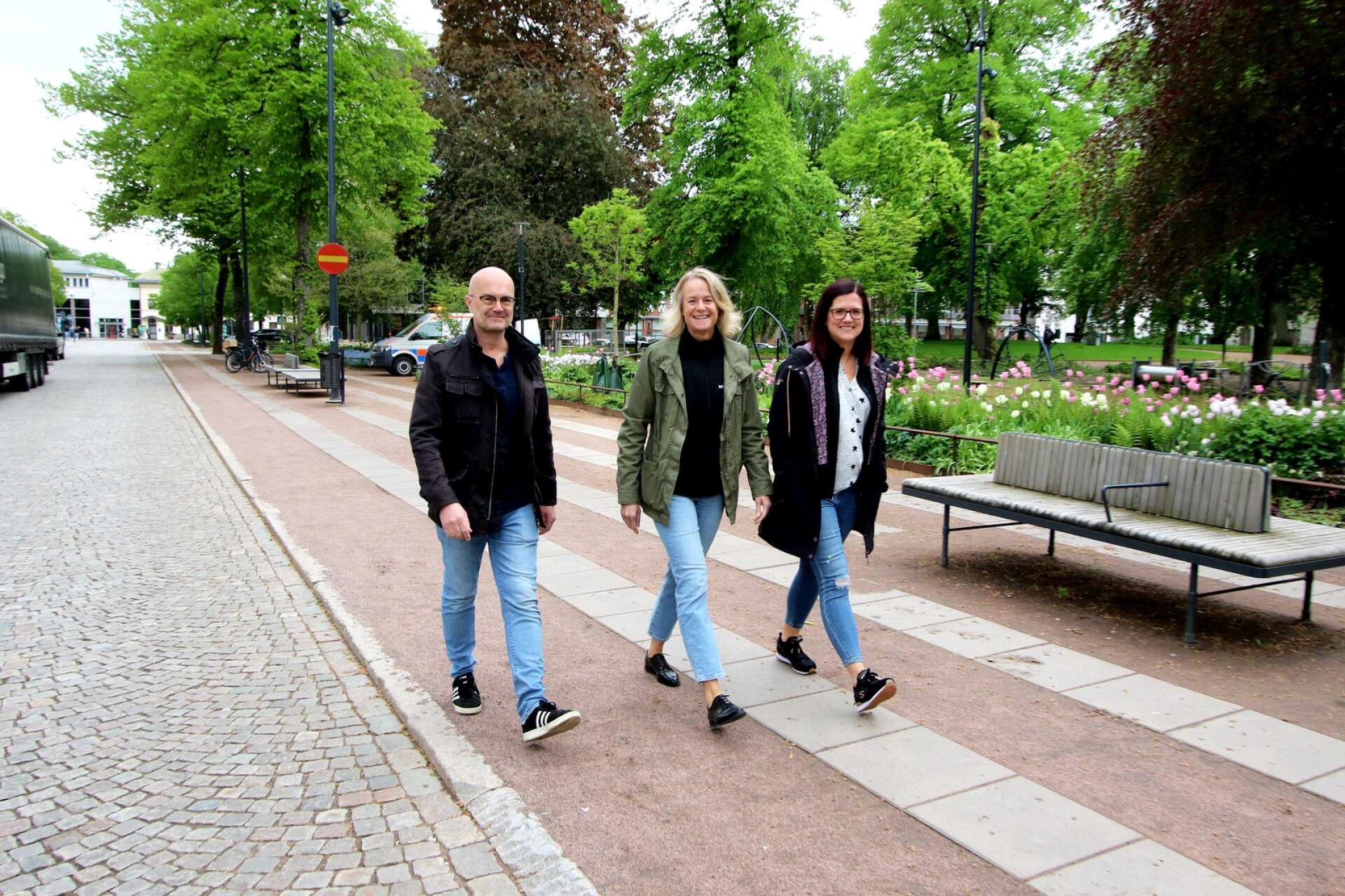 Öivin Tronstad, Katarina Blad och Emma Edqvist tar en promenad på Hertig Johans gata – i augusti förvandlas den till festivalgata eftersom Matfestivalen inte längre ska vara i Kyrkparken.