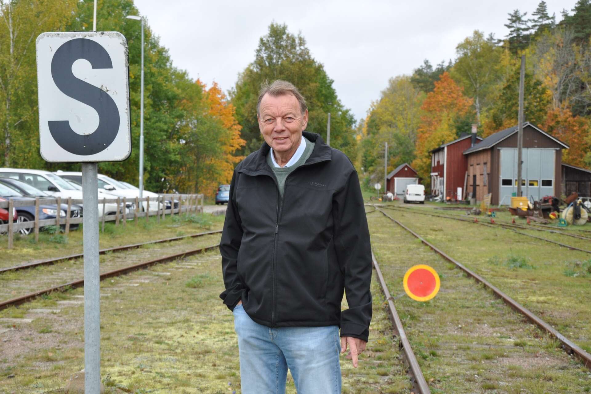 Lars-Göran Berg, vd på DVVJ, kan glädjas åt att det nu har byggts en ny tågperrong i Billingsfors. Fotografiet är en arkivbild.