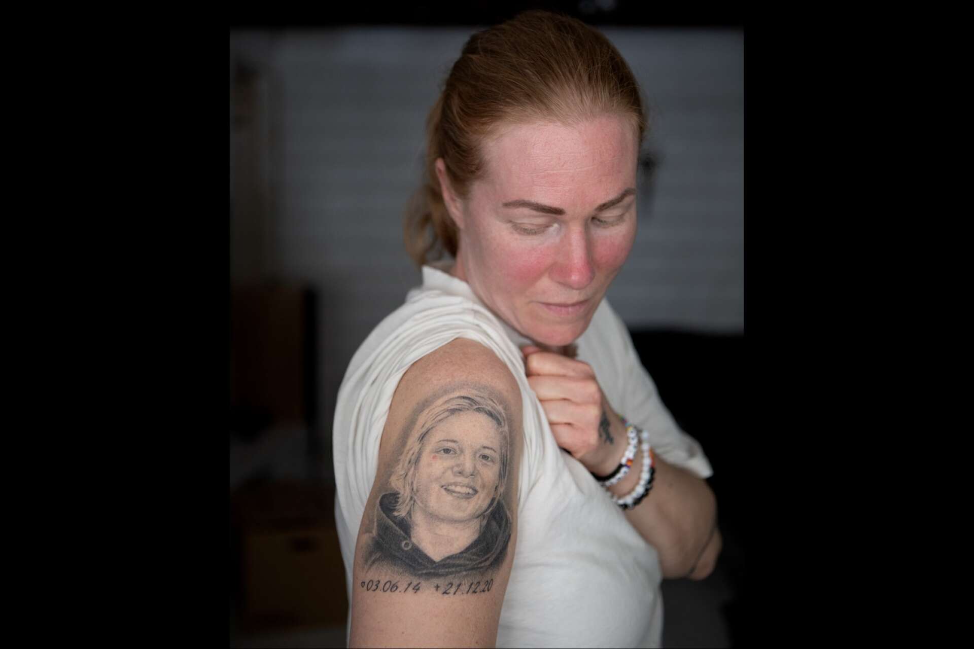 På Katarinas högra arm syns en tatuering tillägnad Alva.