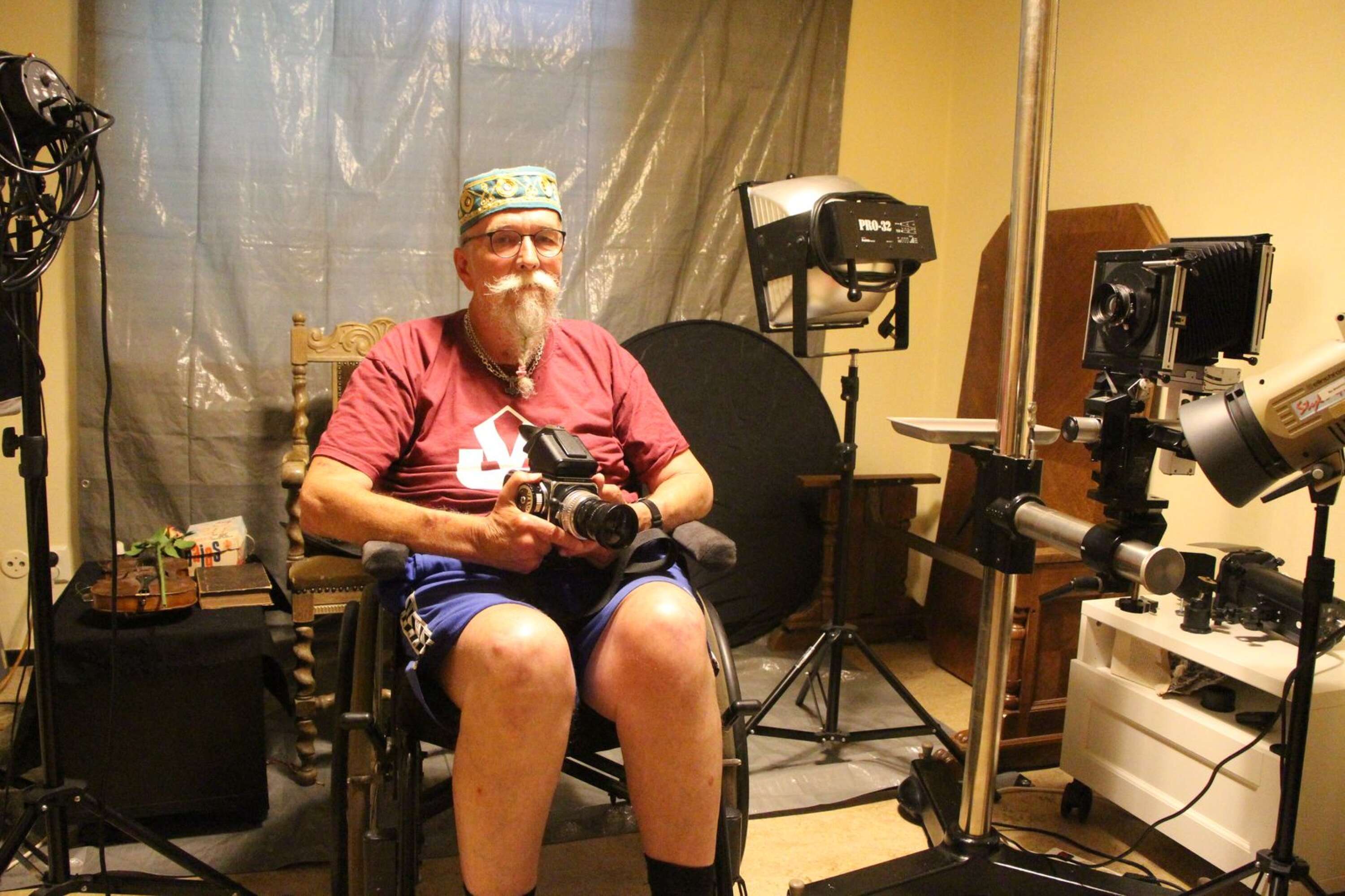 Bo Jevemo fick borelia av ett fästingbett och sitter i rullstol. Han har egen fotostudio på Vitsands seniorboende.