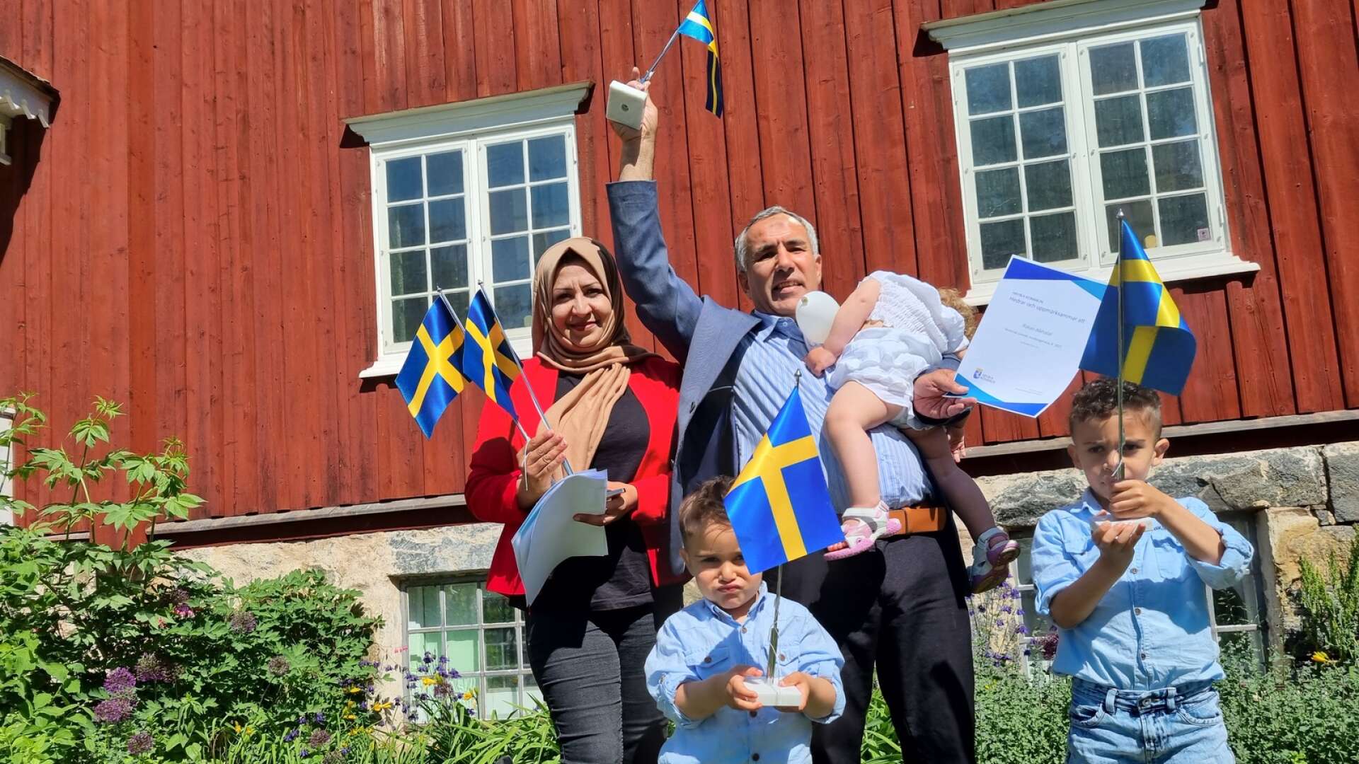 Stolt och glad över sitt svenska medborgarskap var Rakan Alkhalaf, som höjde den svenska flaggan högt i skyn. Glad var även familjen, Arid Alghanem och barnen Håkan Alkhalaf, Misk Alkhalaf och Adam Alkhalaf.